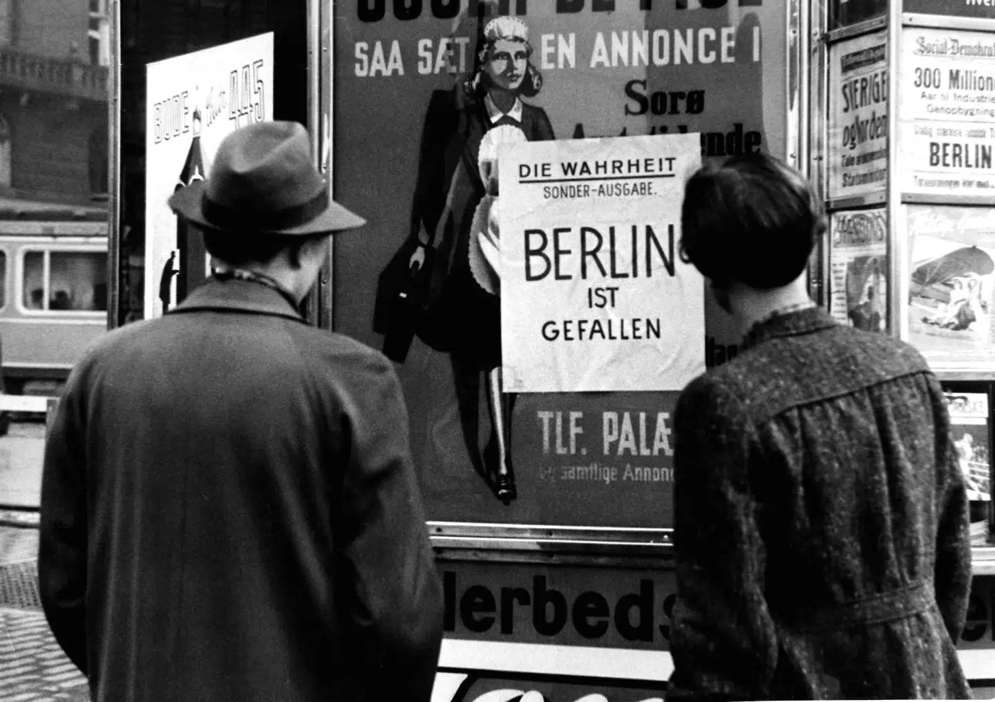 Berlin er faldet. Plakatsøjlen på Rådhuspladsen i København.