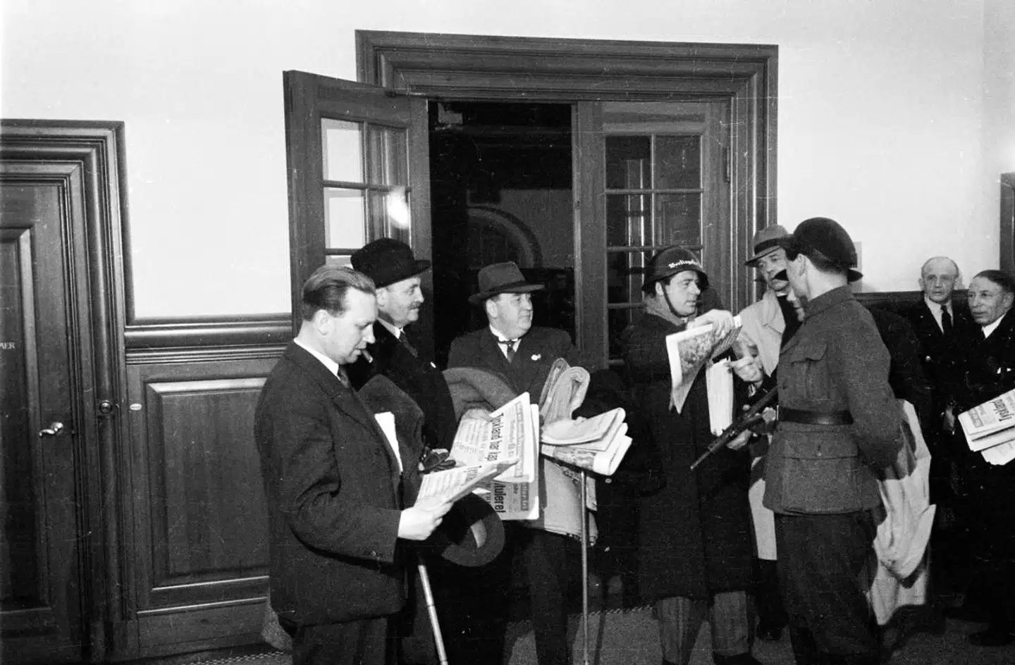 Statsminister Vilhelm Buhl og finansminister H. C. Hansen læser Berlingske Tidende på Christiansborg på befrielsesdagen