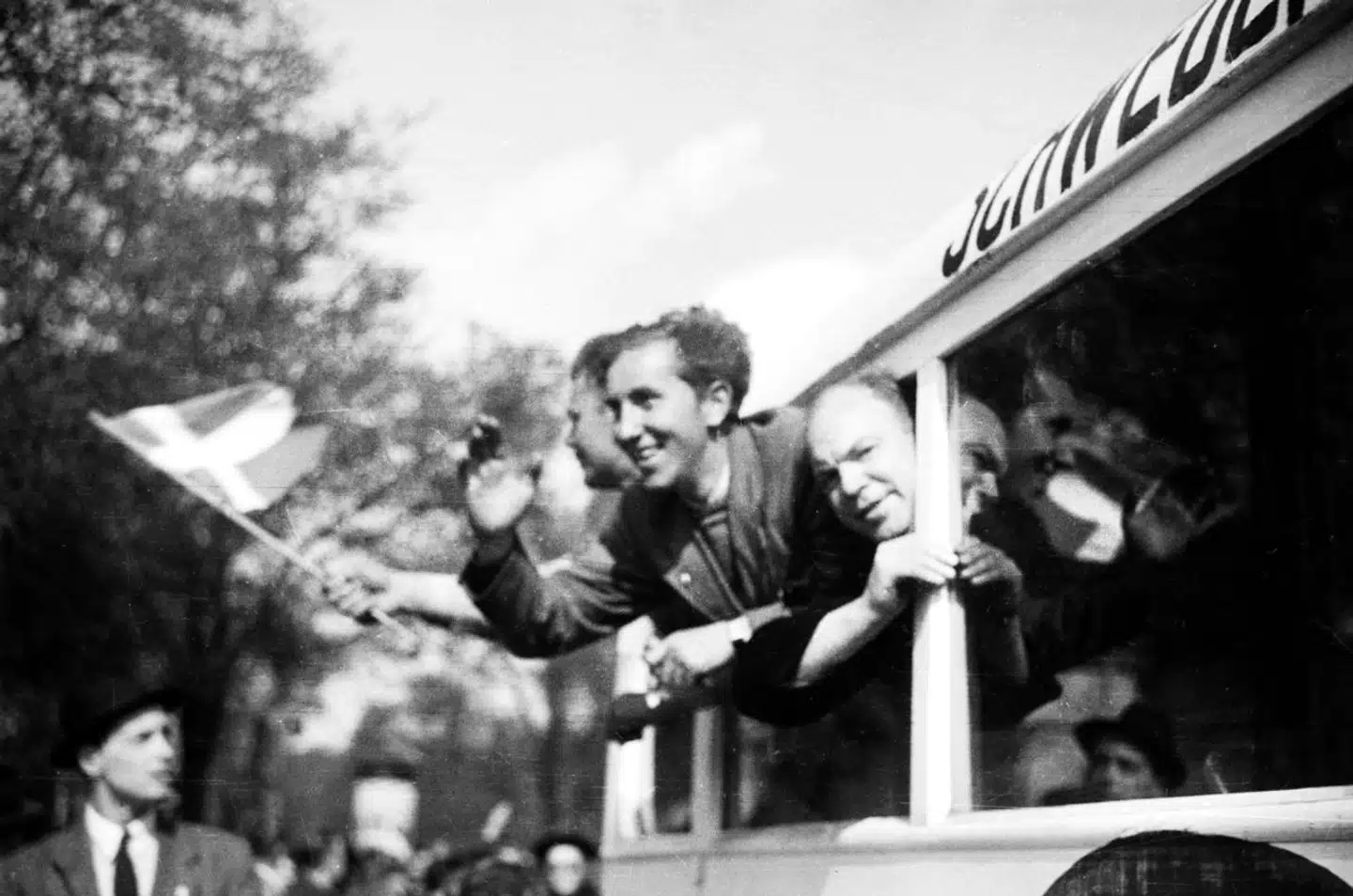 Den svenske grev Folke Bernadotte leder i februar 1945 forhandlinger med Tyskland om at få bragt skandinaviske kz-fanger til Sverige. Det resulterer i en redningsaktion, hvor fangerne bliver kørt til Danmark og Sverige i de såkaldte Hvide Busser. Her ankommer en af busserne med politifolk, der har været interneret.