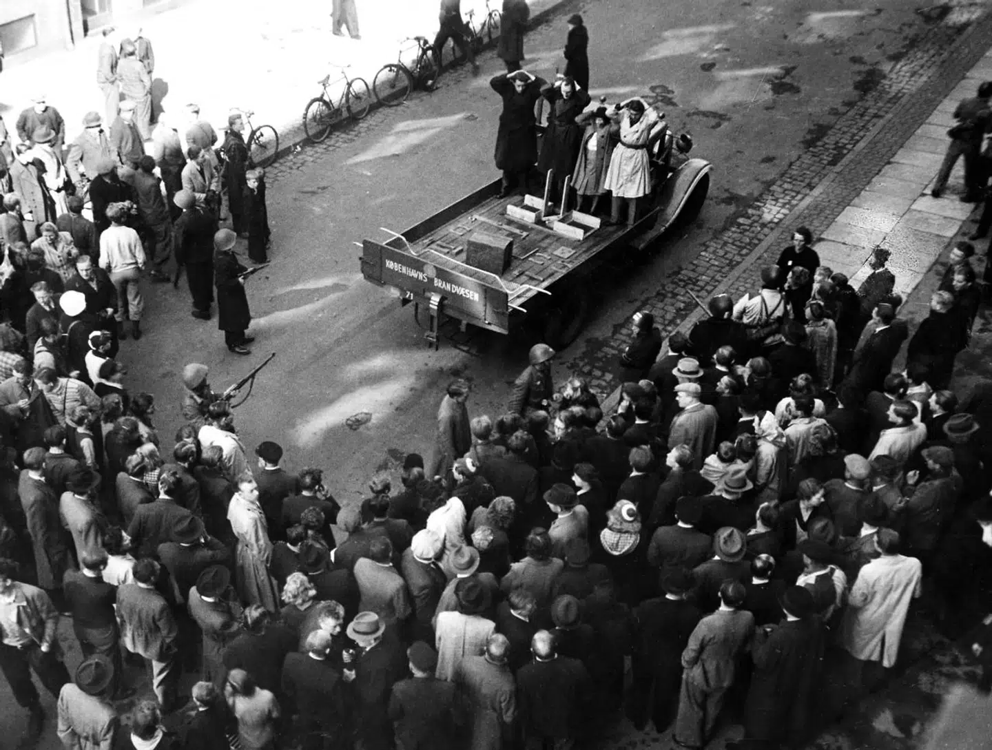 Modstandsbevægelsen er på jagt efter stikkere, der anholdes og køres væk i lastvogne.