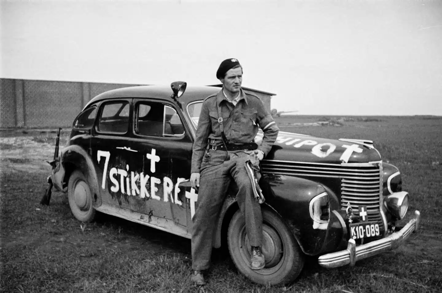 Modstandsfolk og frihedskæmpere i lufthavnen i Kastrup. Her en modstandmand ved sin bil. Bemærk den påmalede tekst på bilen.