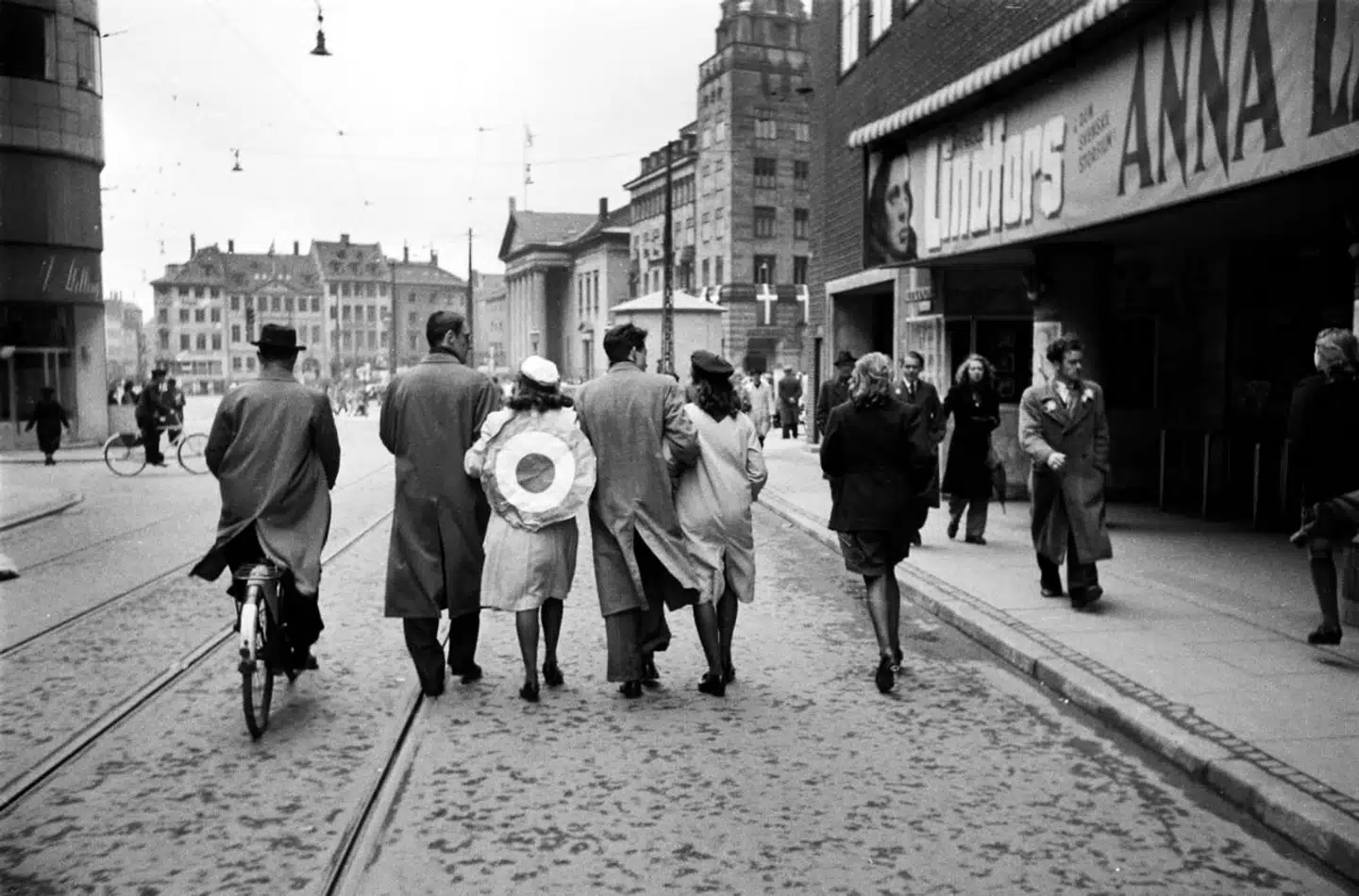 Glade danskere med Royal Air Force-farver går tur i København, mens de venter på de engelske soldaters ankomst.