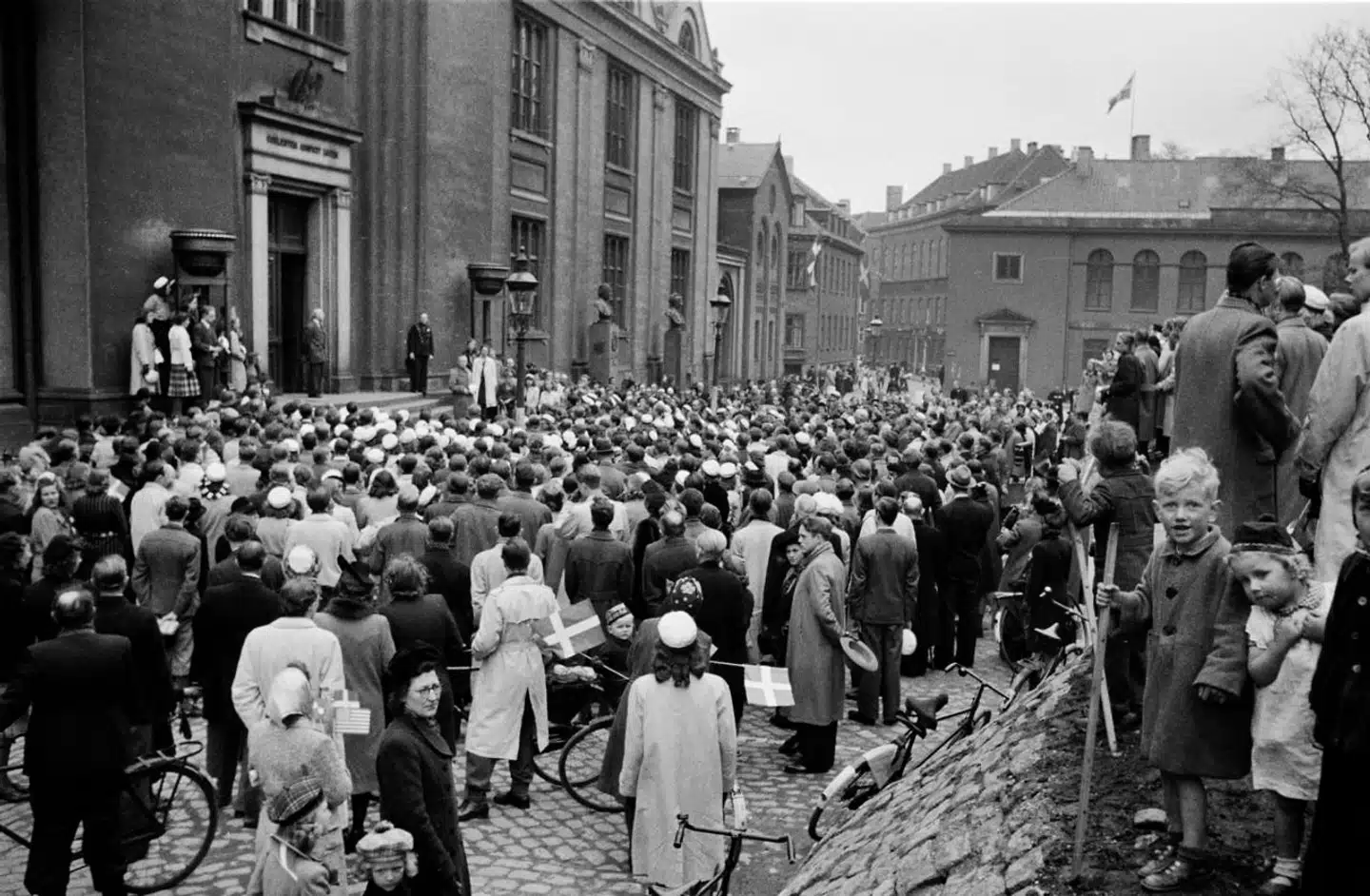 Professor, dr. Theol og Københavns Universitets rektor J. Nørregård holder tale til de studerende på Vor Frue Plads i anledning af befrielsen.