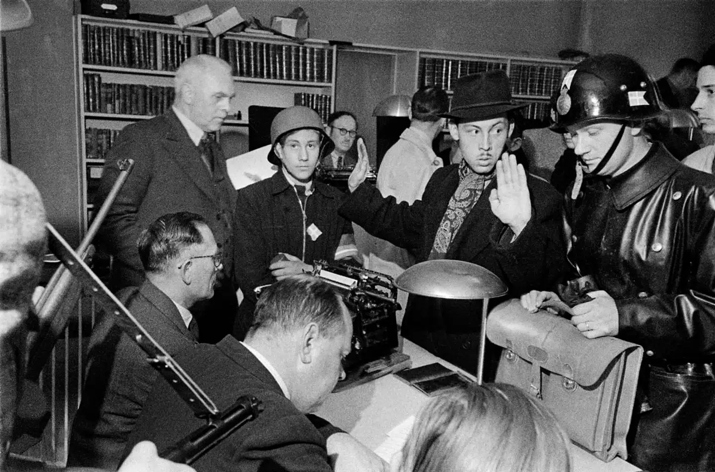 Sortbørshajer og værnemagere hentes af modstandsbevægelsen og politi og bringes til Københavns Domhus.