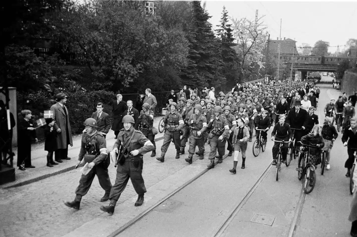 Den Danske Brigade ankommer til Helsingør fra Sverige og går mod København. Her går de på Hellerupvej ved Hellerup station.