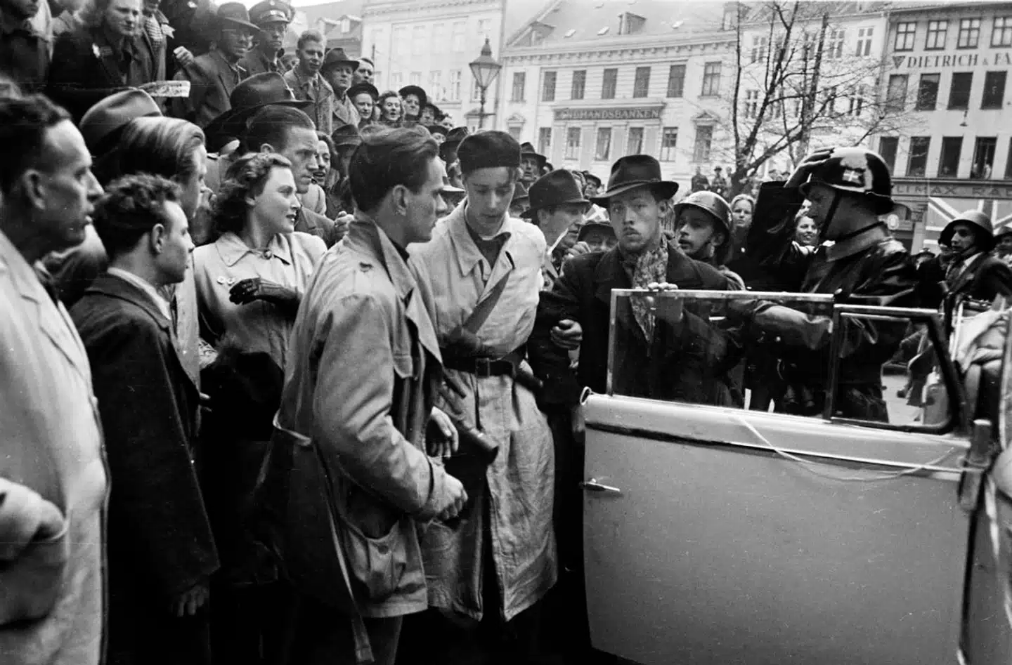 Stikkere og værnemagere føres af Frihedskæmpere og modstandsfolk til Københavns Domhus på Gammeltorv.