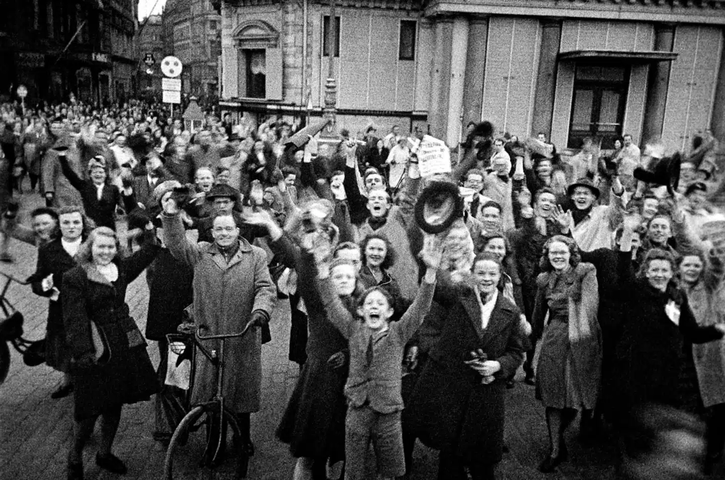 Der jubles over befrielsen på Kgs. Nytorv.