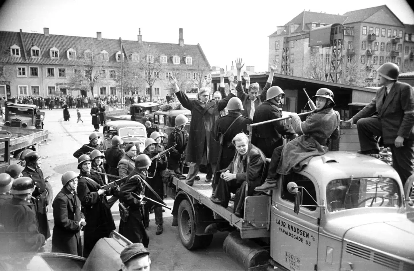 Efter befrielsen arresterer modstandsfolk danskere, der mistænkes for at have hjulpet tyskerne – de såkaldte »værnemagere«.