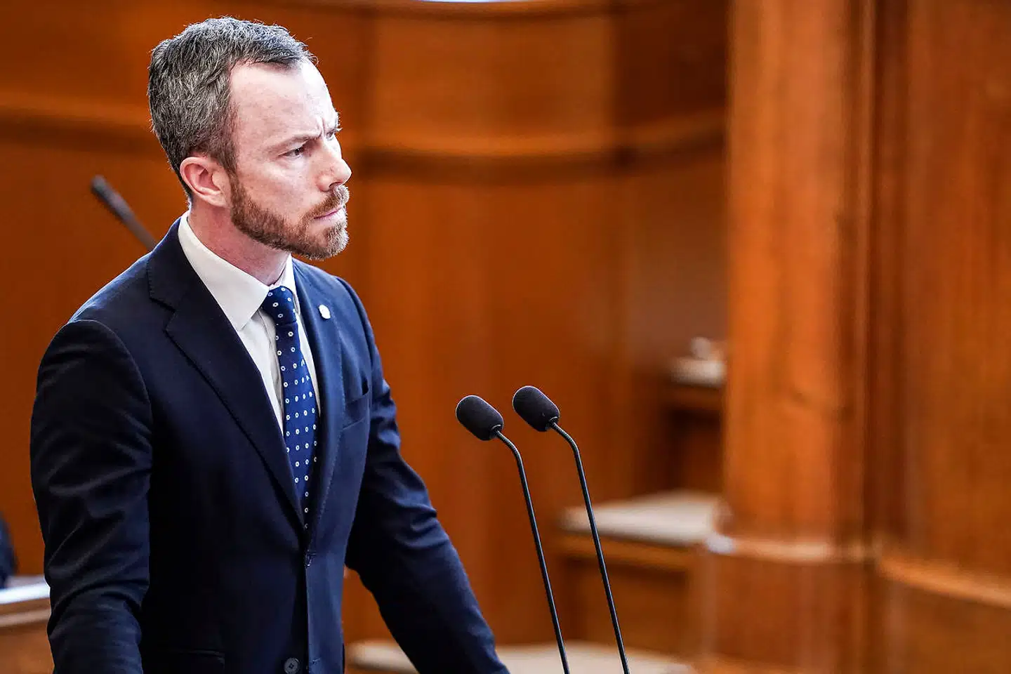 Venstres formand, Jakob Ellemann-Jensen, er frustreret over den måde, statsminister Mette Frederiksen (S) leder møderne på, når hun forhandler med Folketingets partiledere, skriver politisk kommentator. Venstre endte dog selv med at begå en brøler, lyder det.