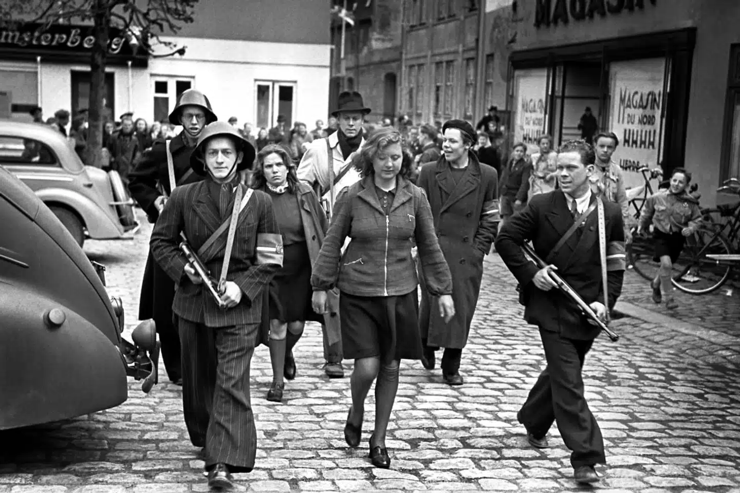 Efter befrielsen arresterer modstandsfolk danskere, der mistænkes for at have hjulpet tyskerne.