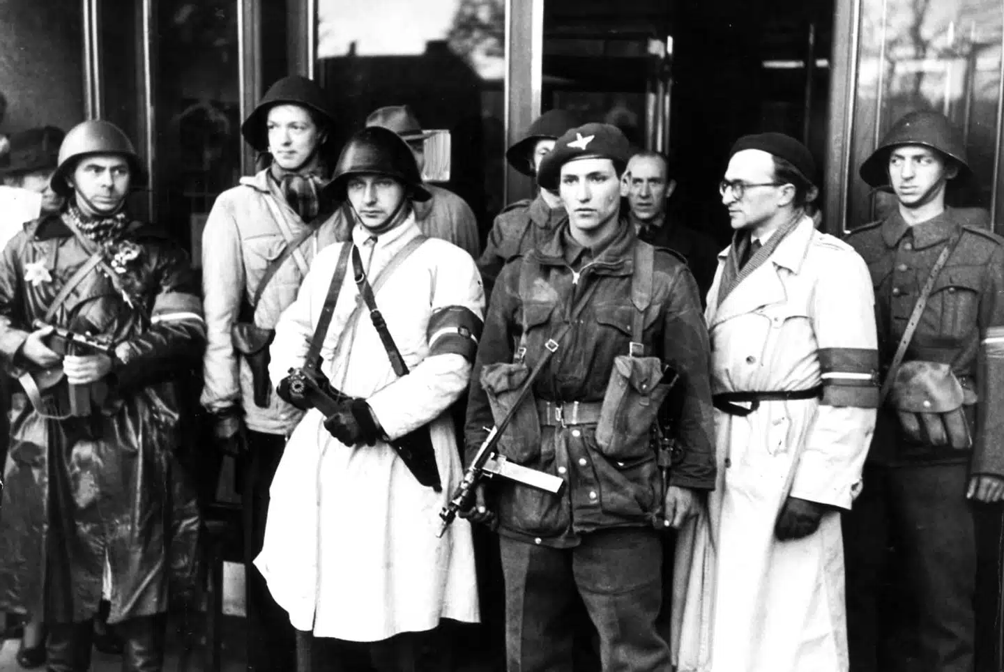 Den engelske frihedsvagt, Albert Victor Worley, og den danske frihedsvagt foran Hotel d'Angleterre på Kongens Nytorv.
