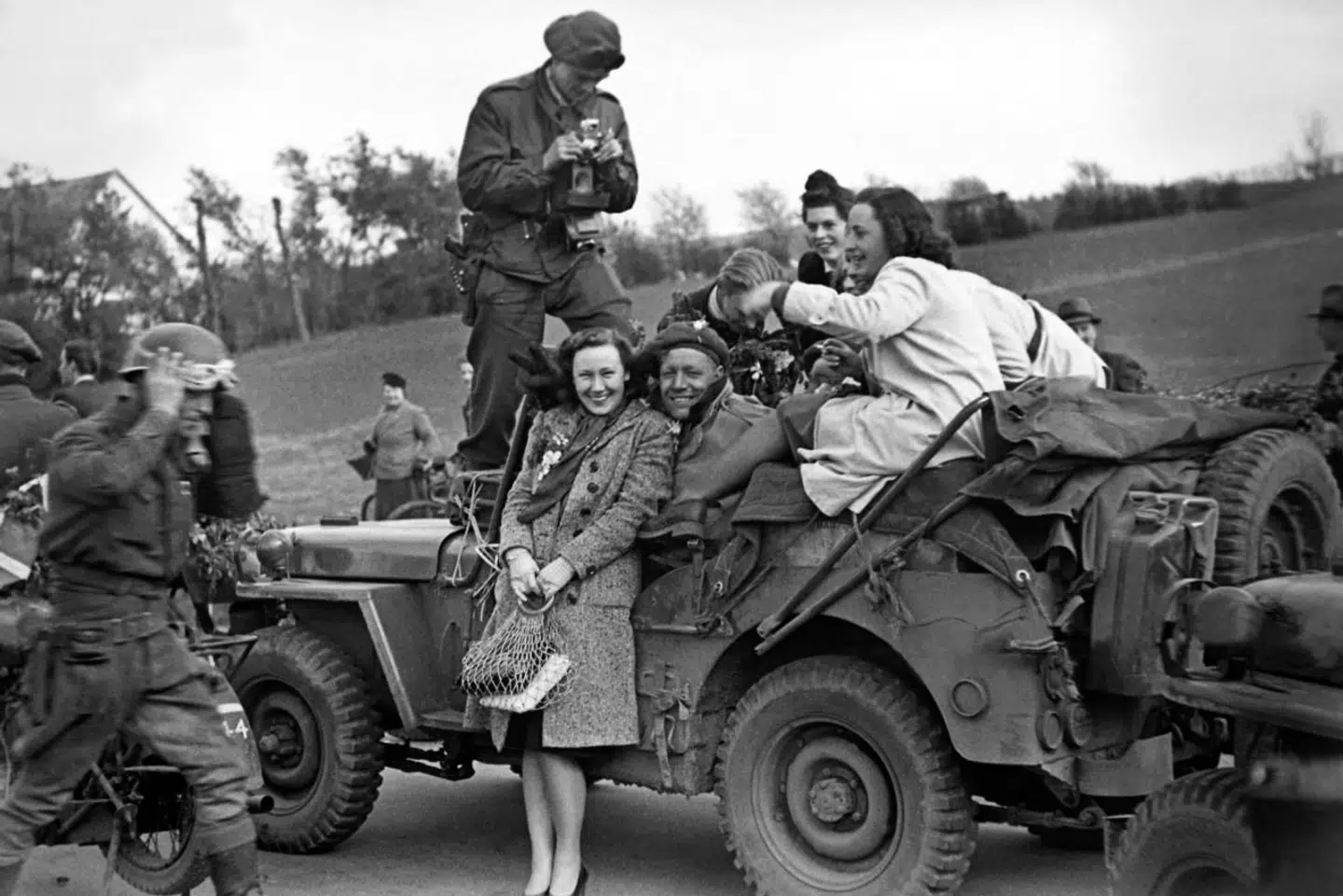 Britiske soldater på vej gennem Danmark mod København får en hjertelig modtagelse, maj 1945. Mange danske piger tager imod de engelske soldater og vil gerne fotograferes med dem.