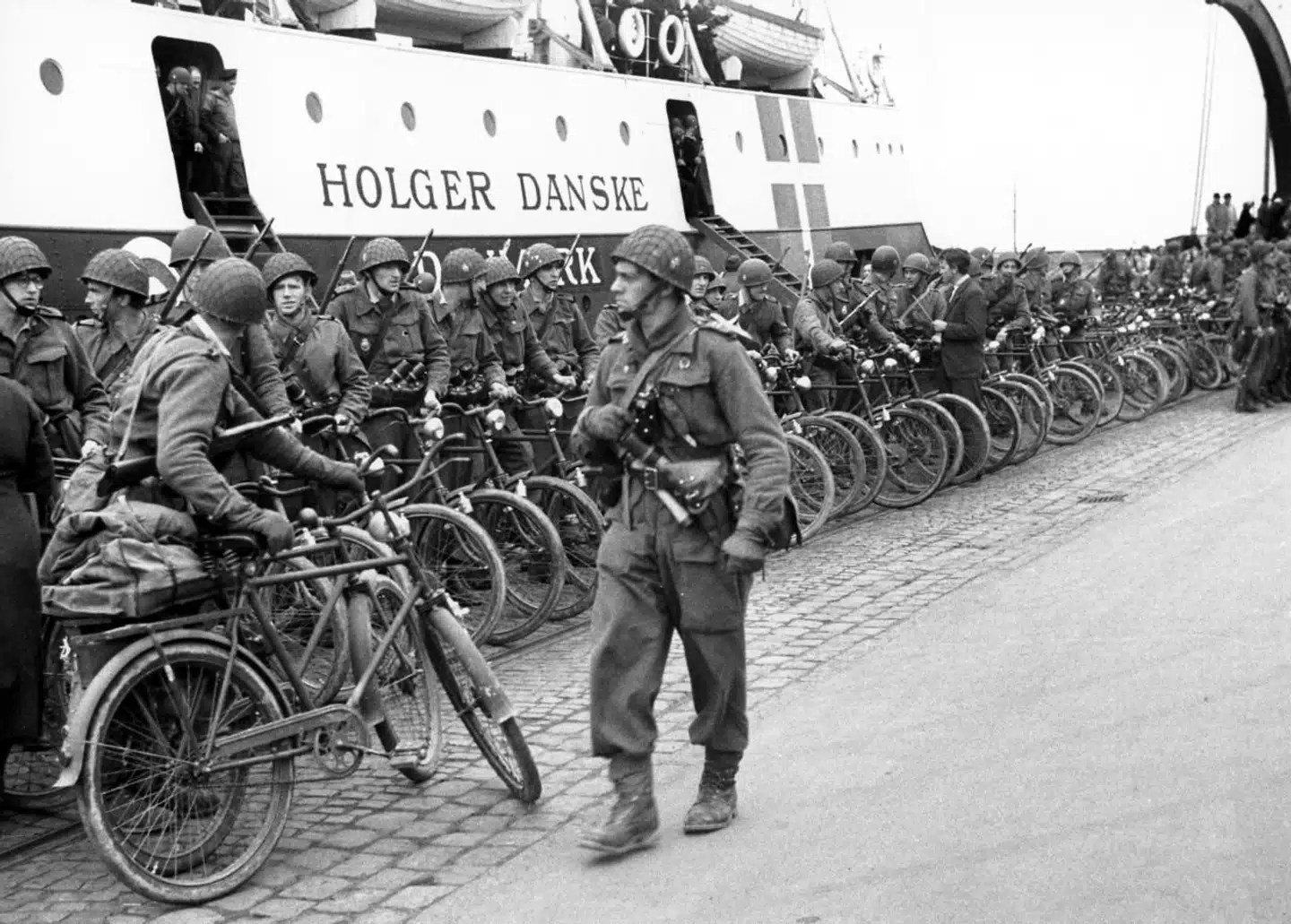 Den Danske Brigade ankommer til Helsingør Havn fra Sverige, efter at Tyskland har kapituleret.