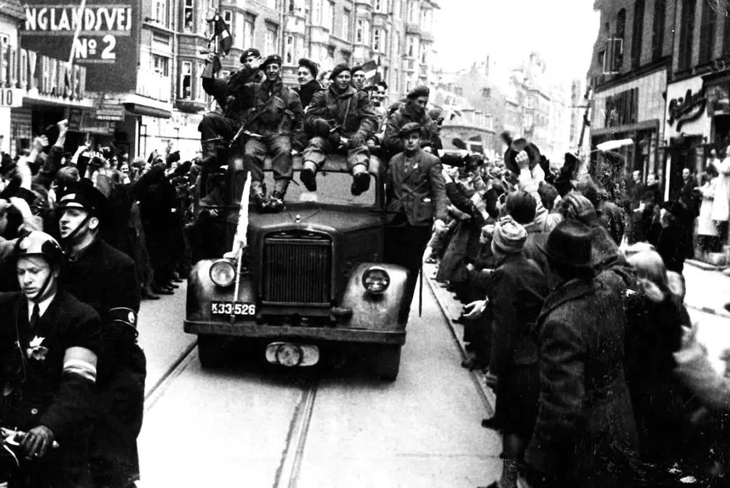 De engelske soldater ankommer fra Kastrup via Amagerbrogade ved Englandsvej og tiljubles af de glade danskere.