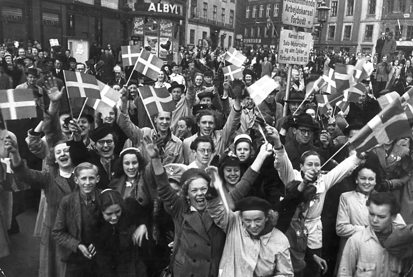 »I dette øjeblik meddeles det, at Montgomery har oplyst, at de tyske tropper i Holland, Nordvesttyskland og i Danmark har overgivet sig. Her er London. Vi gentager: Montgomery har i dette øjeblik meddelt, at de tyske tropper i Holland, Nordvesttyskland og Danmark har overgivet sig.« Sådan lød det, da BBCs danske speaker, Johannes G. Sørensen, 4. maj 1945 læste det lykkelige budskab op i radioen. Kort tid efter myldrede glade danskere ud i gaderne og fejrede den genvundne frihed efter fem år under tysk besættelse.