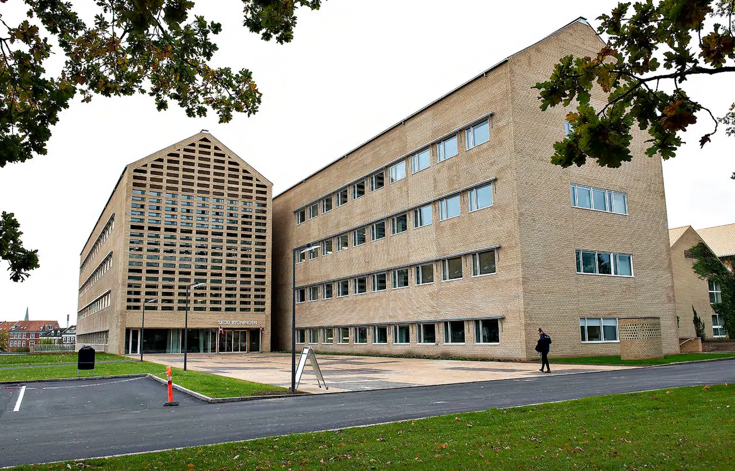Skou-bygningen på Aarhus Universitet, som må fråse voldsomt med pladsen, hvis pladskravet til ansatte og studerende under coronakrisen skal virkeliggøres.