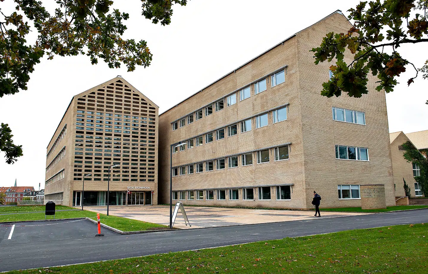 Skou-bygningen på Aarhus Universitet, som må fråse voldsomt med pladsen, hvis pladskravet til ansatte og studerende under coronakrisen skal virkeliggøres.