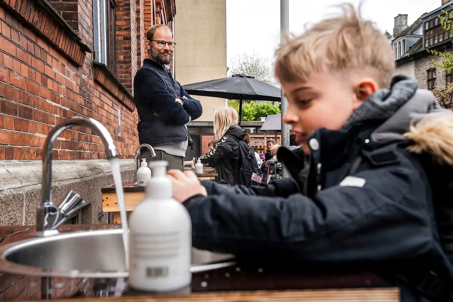 Skoleleder på Bordings Friskole Torsten Bo Kristensen tager imod de yngste elever, der vasker hænder i skolegården, inden de går ind. Trods små klasselokaler i en gammel latinskole kan Bordings Friskole sagtens finde en løsning for de ældste elever. Alt vil være bedre, end det er nu, siger skolelederen, som bare gerne vil have lov til at finde løsninger for sine elever.