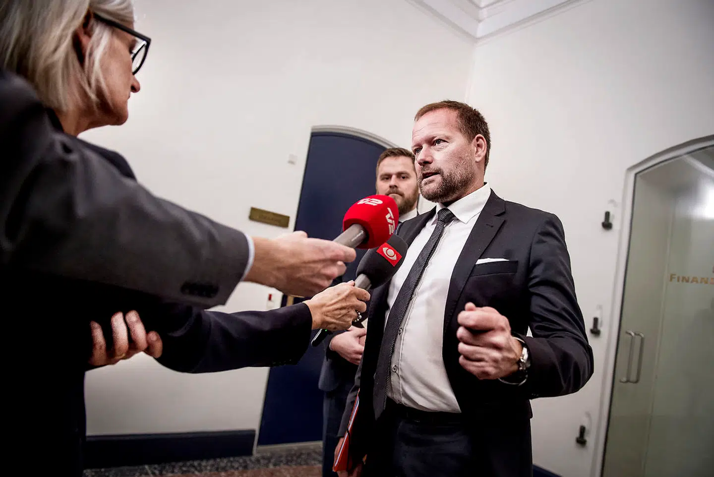 ARKIVFOTO: Rene Christensen (th) og Jeppe Jakobsen fra Dansk Folkeparti taler med journalister inden mødet med regeringen om finansloven for 2019 i Finansministeriet i København, tirsdag den 30. oktober 2018. .