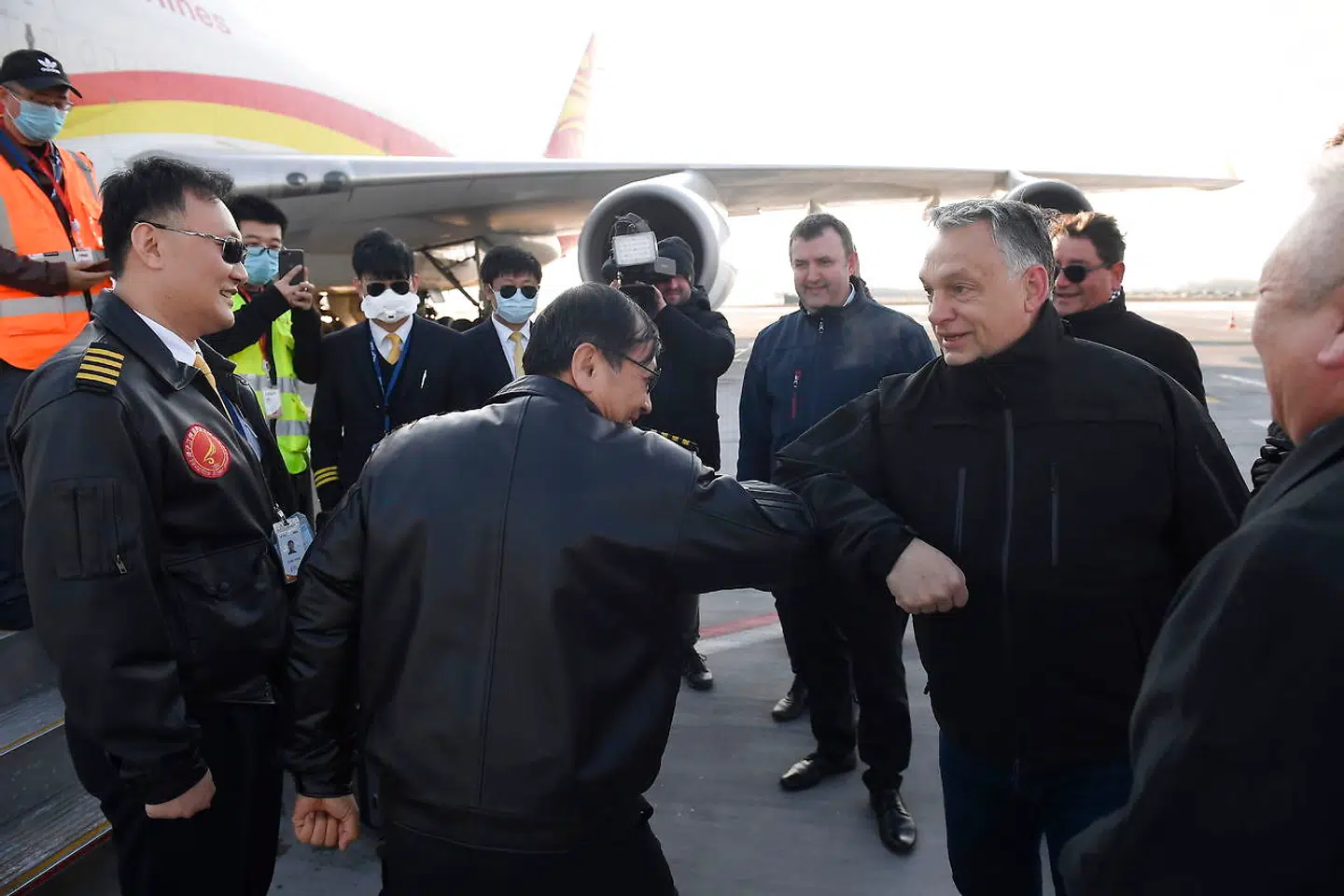Hjælpen kommer ikke fra EU, den kommer fra Kina, sagde Ungarns premierminister Viktor Orban i et interview i sidste måned. På det tidspunkt var der allerede 5,6 milliarder euro på vej fra EU. Her tager Orban imod et fly fra Kina med tre milllioner ansigtsmasker, coronatest og respiratorer. Siden har Ungarn selv sendt 600.000 masker videre til Balkanlandene.