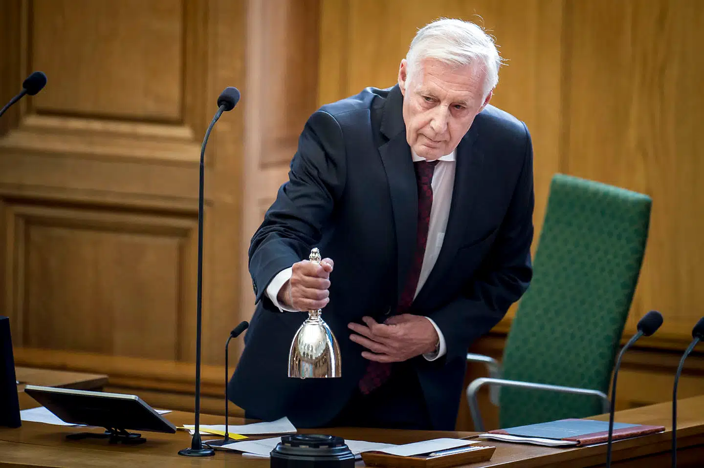 »Jeg er sikker på, at mange har set filmklip og billeder fra den 4. maj om aftenen. Et af de historiske billeder, der har gjort mest indtryk på mig, er det af jublende danskere, der hænger uden på en sporvogn og svinger med Dannebrog. For mig er det et fastfrosset billede på løssluppenhed og ustyrlig glæde over nyvundet frihed,« skriver Folketingets formand Henrik Dam Kristensen i Jyllands-Posten.