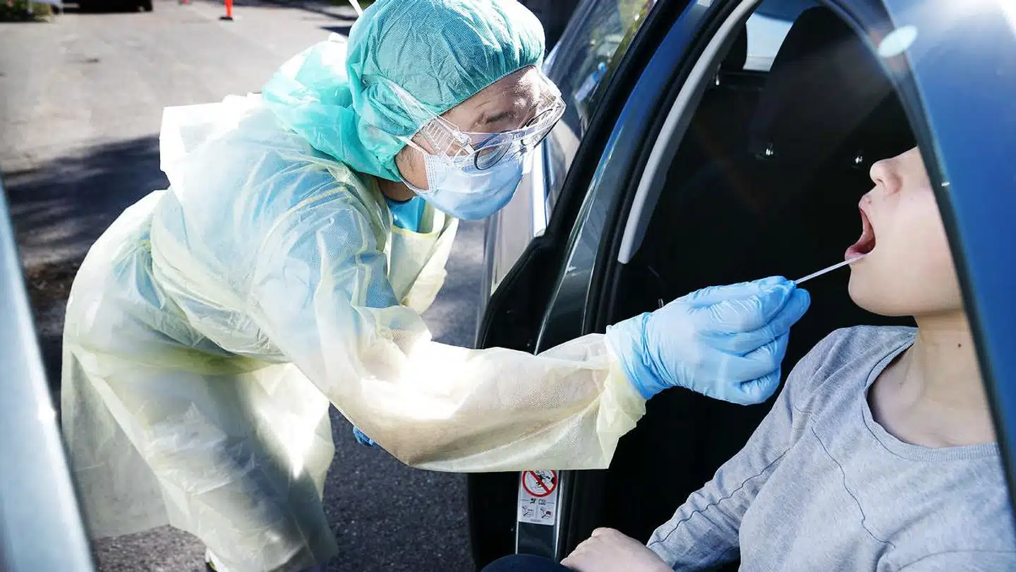 Patienter med en lang række lidelser risikerer at blive alvorligt syge af covid-19. Billedet stammer dog ikke fra en indlæggelse, men fra Holbæk Sygehus' drive-in-teststation for coronavirus.