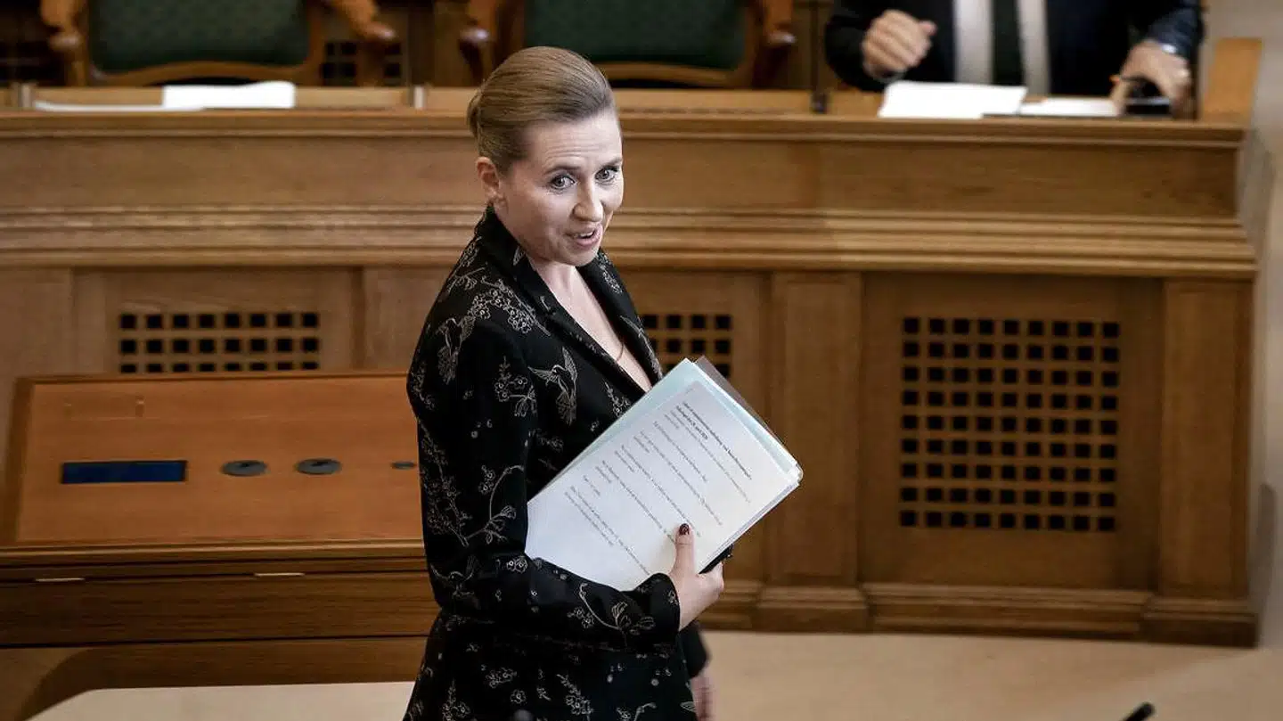 Et panel af topjurister er bekymrede for regeringens vidtgående tiltag. En af dem er Birgitte Eiriksson, vicedirektør i Justitia, der siger, at den ekstraordinære situation giver »et større ansvar til dem, der træffer beslutningerne«.