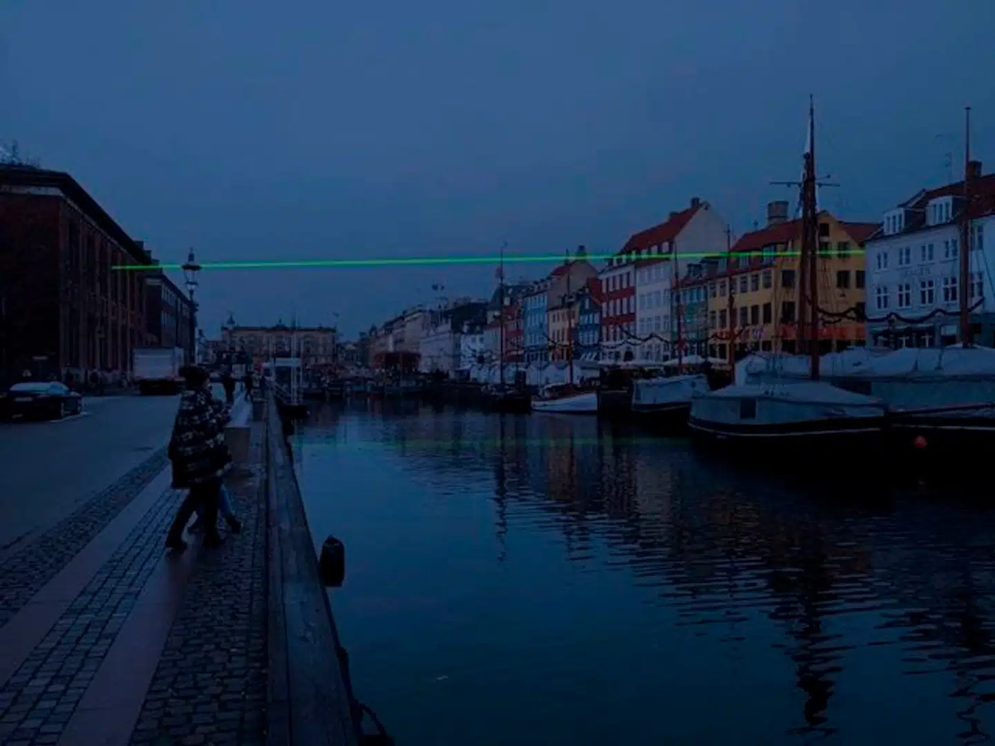 Sådan kan det efter planen se ud i aften, når der tændes for lysstrålen mellem Christiansborg og Charlottenborg. Det er Charlottenborg, der har inviteret Elle-Mie Ejdrup Hansen til at vise værket i 25-året for en tilsvarende, men noget længere lysstråle i 1995, der satte landet på den anden ende.