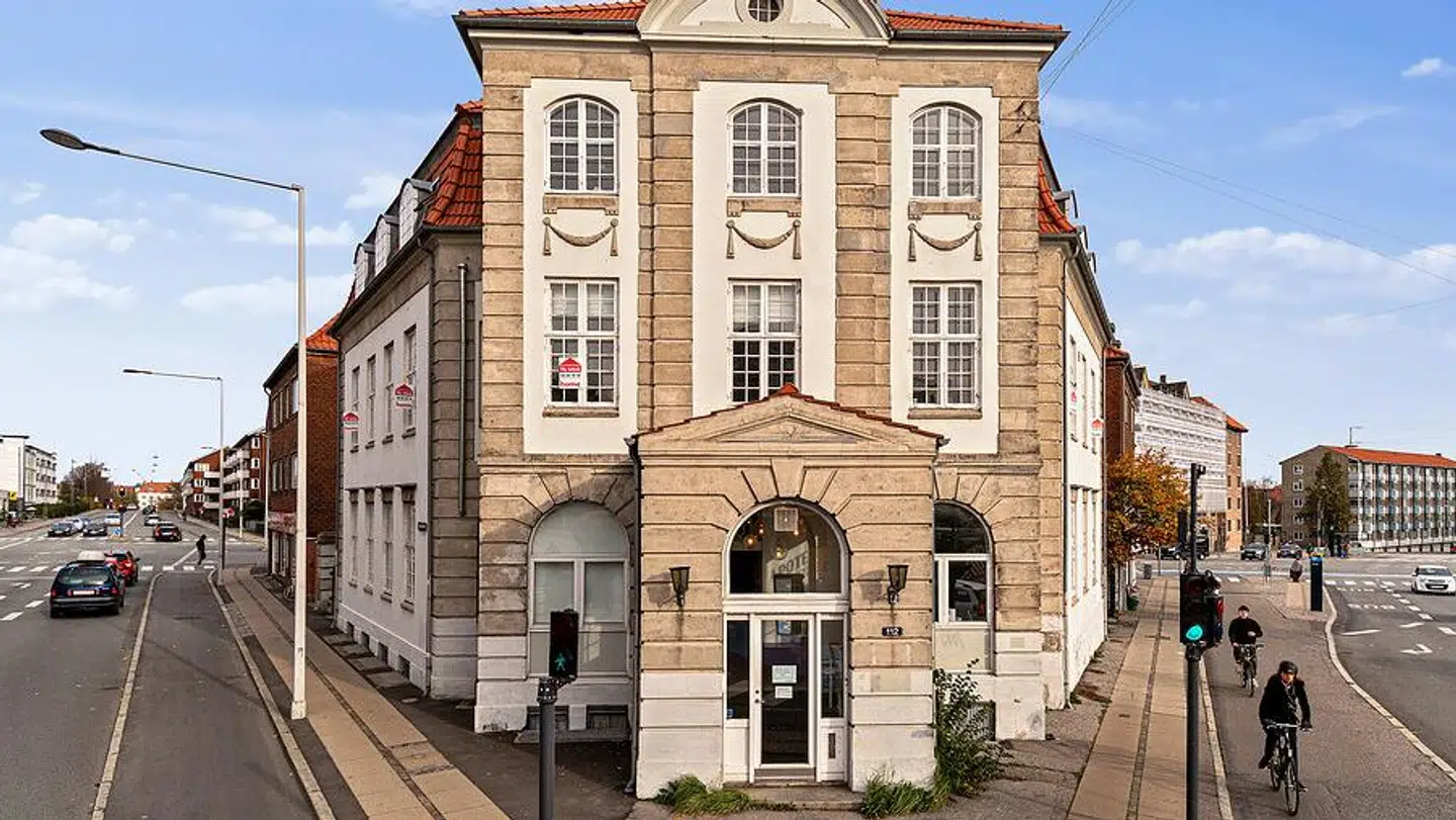 Den senest tilkomne ejendom i selskabet Investering & Studiebolig er den gamle apotekerejendom ved Bellahøj i København, der er ved at blive indrettet til studieboliger. PR-foto: Investering & Studiebolig