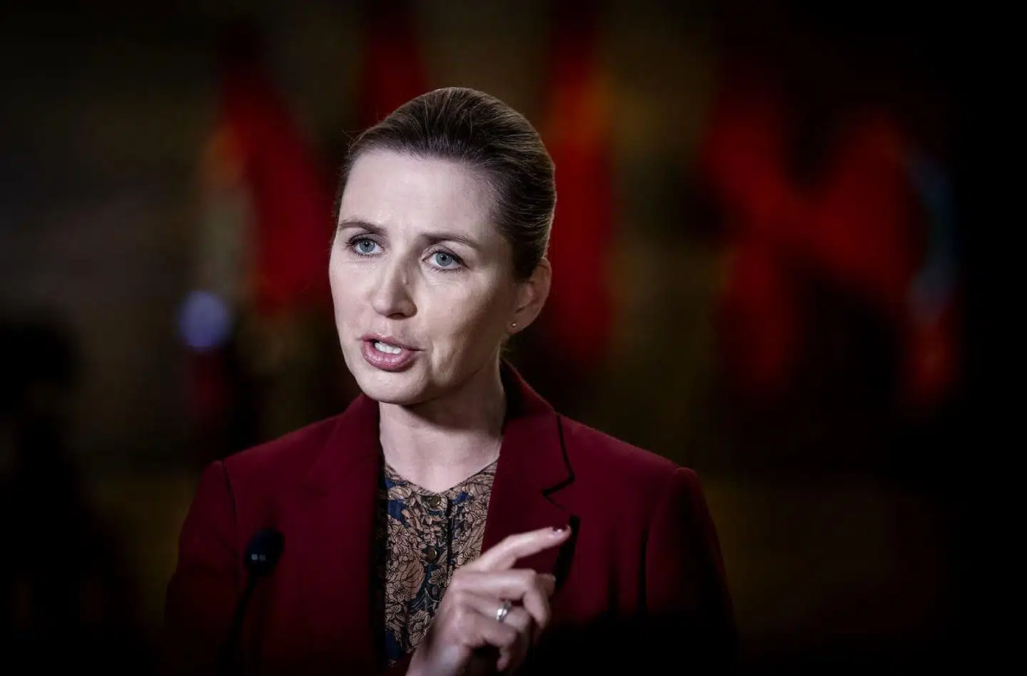 Serien af fotografier, som skildrede statsminister Mette Frederiksen bag kulisserne i coronakrisens første måned, er taget af den prisvindende fotograf Mads Nissen, og blev bragt i Politiken 24. april.