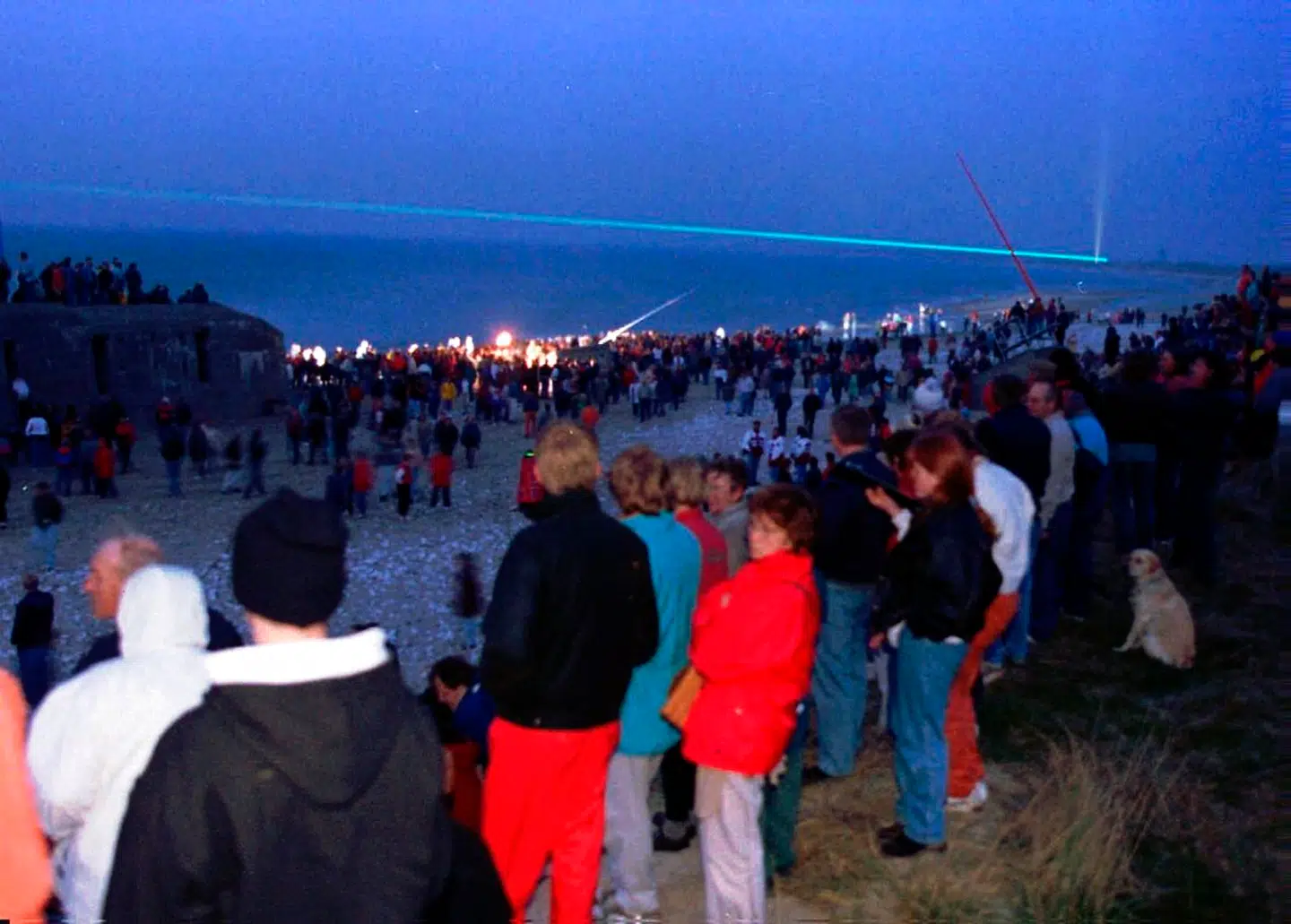 Det er i disse dage 25 år siden, Elle-Mie Ejdrup Hansens lysskulptur blev tændt for første og sidste gang over vandet ved den vestjyske kyst. »Fredsskulptur« omfattede også en række andre kunstværker, men det var lysstrålen, der vakte opsigt og samlede mange mennesker. Her er det ved på Vigsø Strand ved Hanstholm.