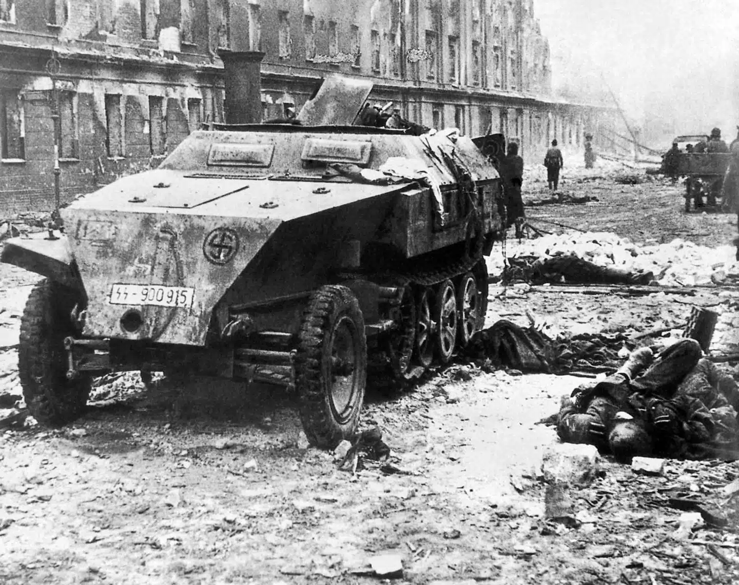 De danske SS-frivillige forsøgte få timer inden Berlins fald et desperat udfald fra byen. Sammen med andre soldater og civilister stormede de over Weidendammer-broen og lige ind i en russisk forskansning. Billedet viser resultatet. En sønderskudt panservogn fra danskernes Division Nordland. Til højre i billedet en død dansk eller svensk sergent og inde i panservognen – og ikke på billedet – en død norsk sygeplejerske. På dette tidspunkt havde Hitler opgivet kampen.