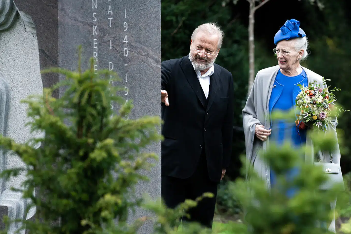 Billedhuggeren Bjørn Nørgaard fortæller i september 2019 dronning Margrethe om det nye mindesmærke i Mindelunden for danske soldater, der mistede livet i dansk allieret tjeneste i årene 1940-45.
