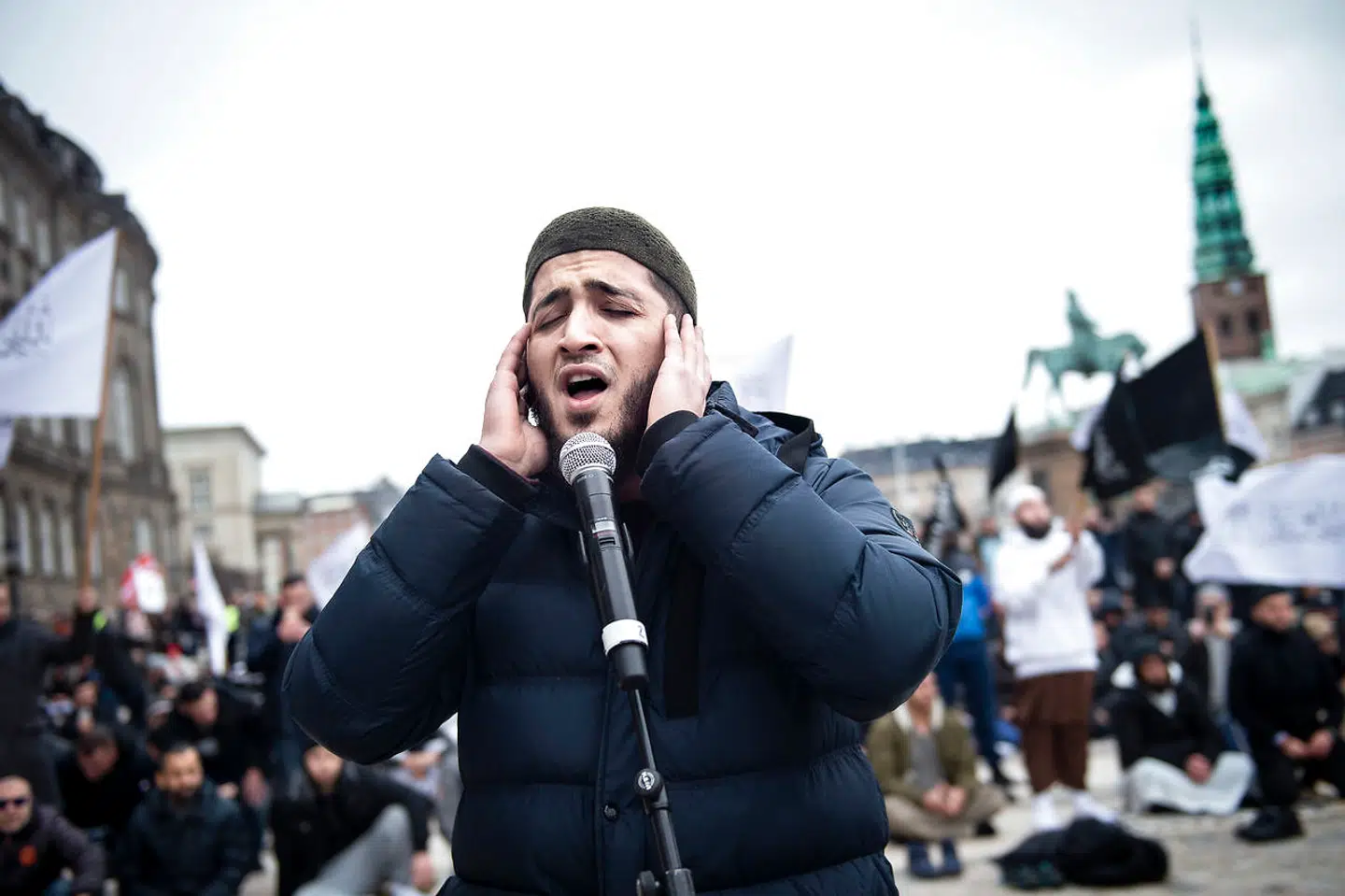 »Muslimerne skal have tid at lære demokratiske værdier,« mener islamforsker ved Københavns Universitet. På billedet holder Hizb ut Tahrir Skandinavien fredagsbøn på Christiansborg Slotsplads til støtte for dræbte muslimer i Christchurch, New Zealand.
