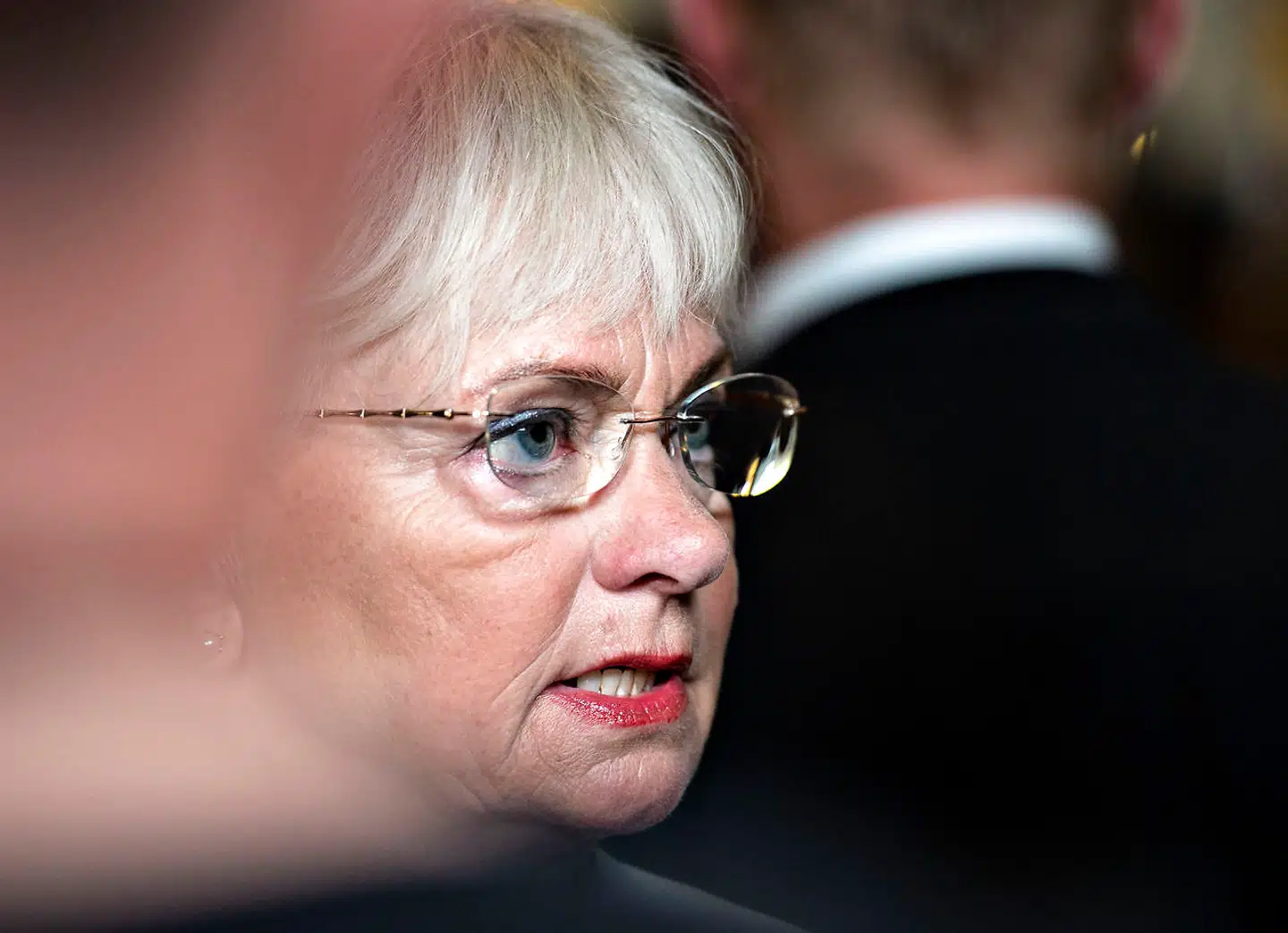 »Hvis man vil have partiet i fremgang, går man ikke ud og laver rav i den og undsiger partiet. Der er børnelærdom, det er helt logisk,« siger Pia Kjærsgaard (DF) om sin partikollegas kritik.