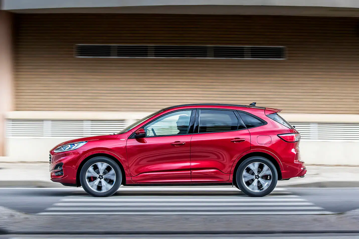 Ford Kuga PHEV kører op til 50 kilometer på ren el. Men det er ikke det, der gør den til en kæmpe vinder på det danske bilmarked lige nu. Det er fraprisen på 270.090 kr.