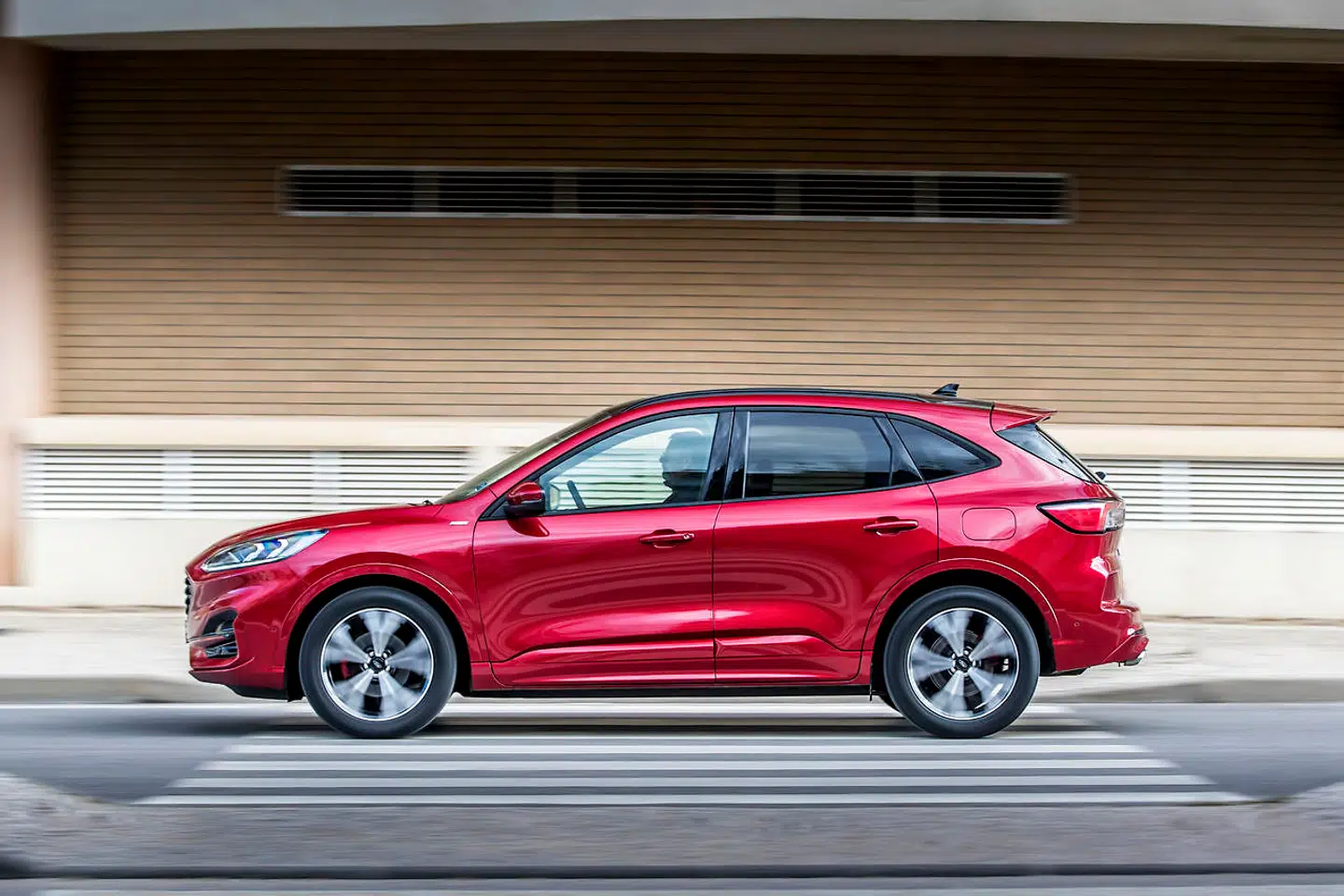 Ford Kuga PHEV kører op til 50 kilometer på ren el. Men det er ikke det, der gør den til en kæmpe vinder på det danske bilmarked lige nu. Det er fraprisen på 270.090 kr.