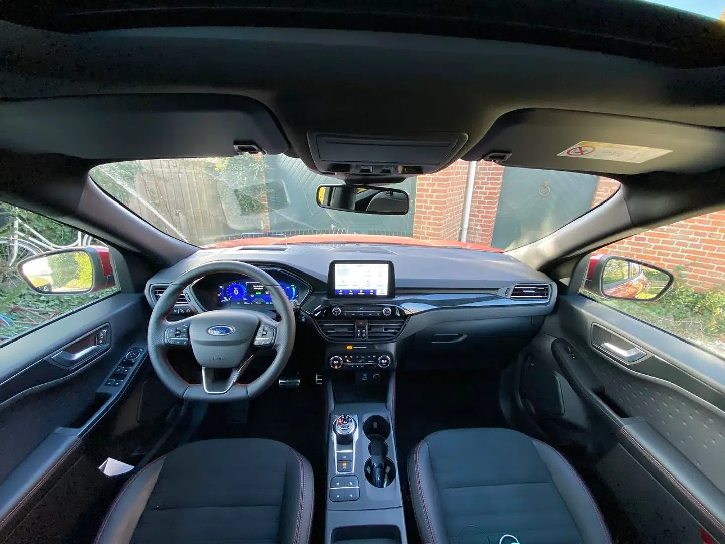 Kabinen er veludstyret og har både digital instrumentering, Apple Carplay og klimaanlæg. Materialekvalitet og design kan diskuteres, men til prisen kunne den være samlet af en flok børnehavebørn og stadigvæk være godkendt.