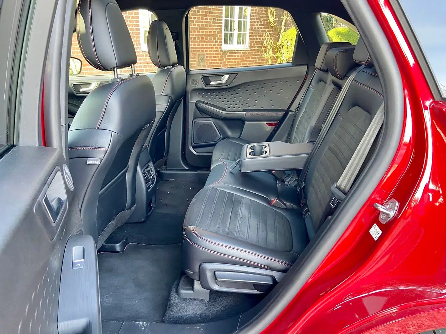 Bagsædepladsen er fin, og da bagsædet kan justeres i længderetningen, kan du selv prioritere mellem bagsædeplads og bagageplads.