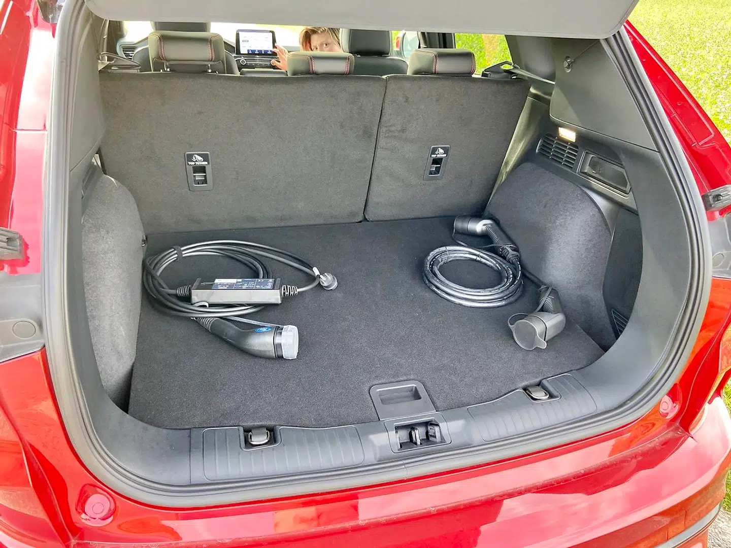 Bagagerummet sluger op til 581 liter bagage, og det understreger, at selv om bilen er en hybrid, går den ikke på kompromis med sin SUV-anvendelighed.