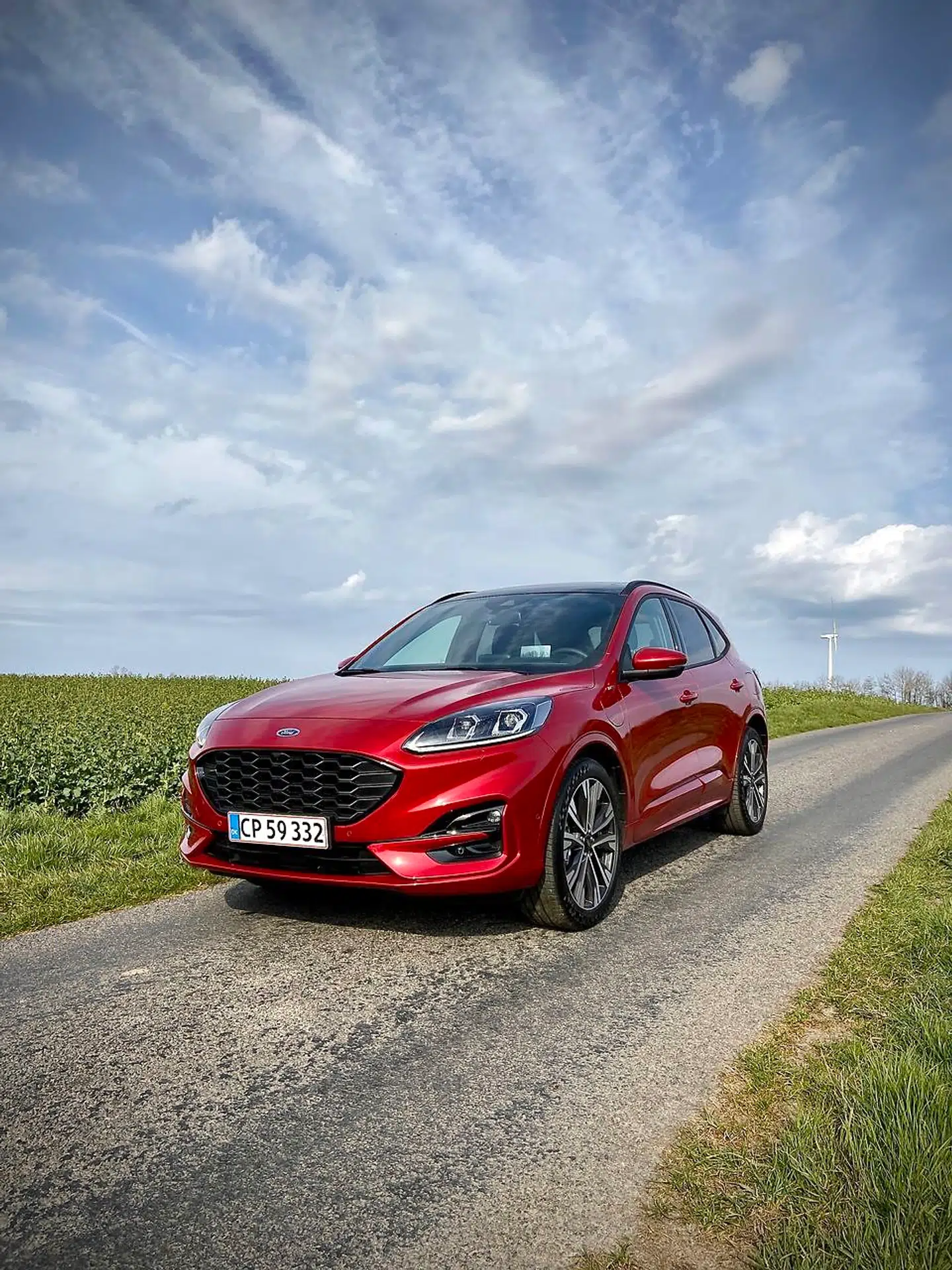 Ford Kuga PHEV er ikke så underholdende og velkørende som den Ford Focus, den deler platform med. SUV-formatet hæver tyngdepunktet og hybridteknikken vægten, og det er begge dele gift for køredynamikken.