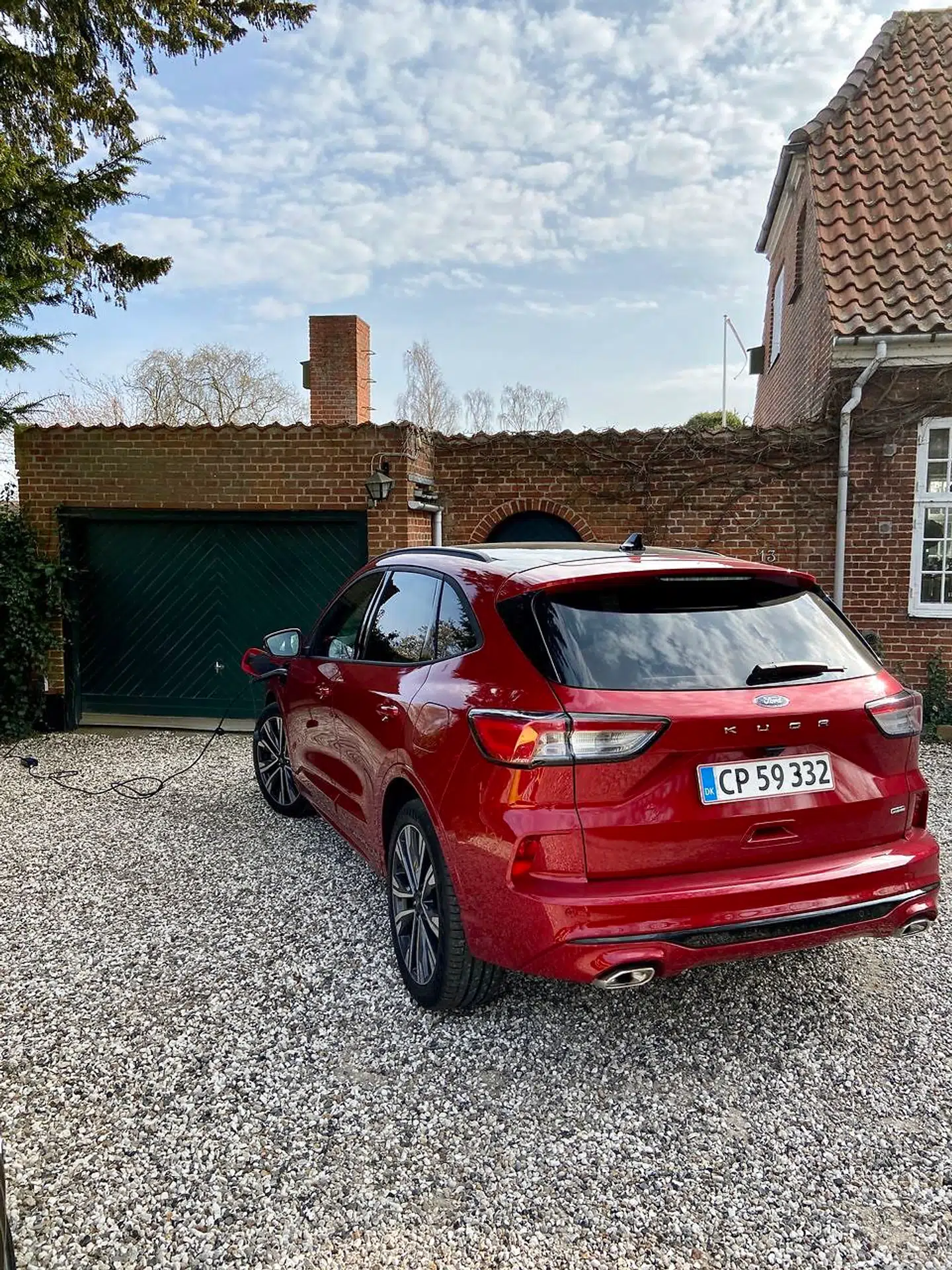 Ford Kuga PHEV kan ikke hurtiglade, så det tager omkring 3,5 timer at lade den helt op fra flad.