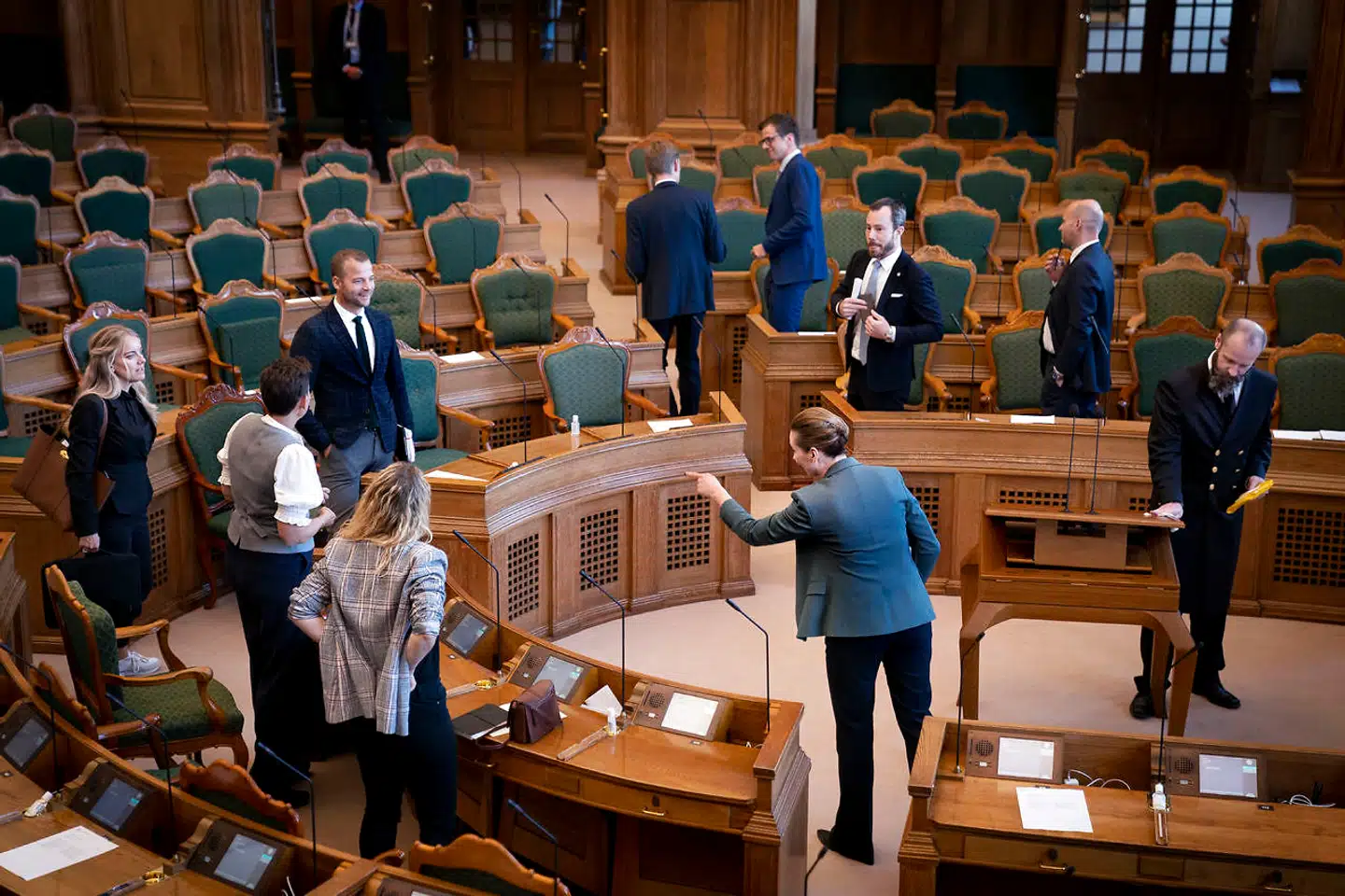 »Regering og Folketing har være fantastisk hurtige til at lave hjælpepakker. De har taget politiske værktøjer, de kender, og pustet dem op i kæmpeskala. Men den videre vej herfra kræver mere kreativitet end villighed til at bruge penge. Lad os kigge på nogle muligheder,« skriver Asmus Leth Olsen og Martin Visnæs Larsen. Arkivfoto: Liselotte Sabroe / Ritzau Scanpix