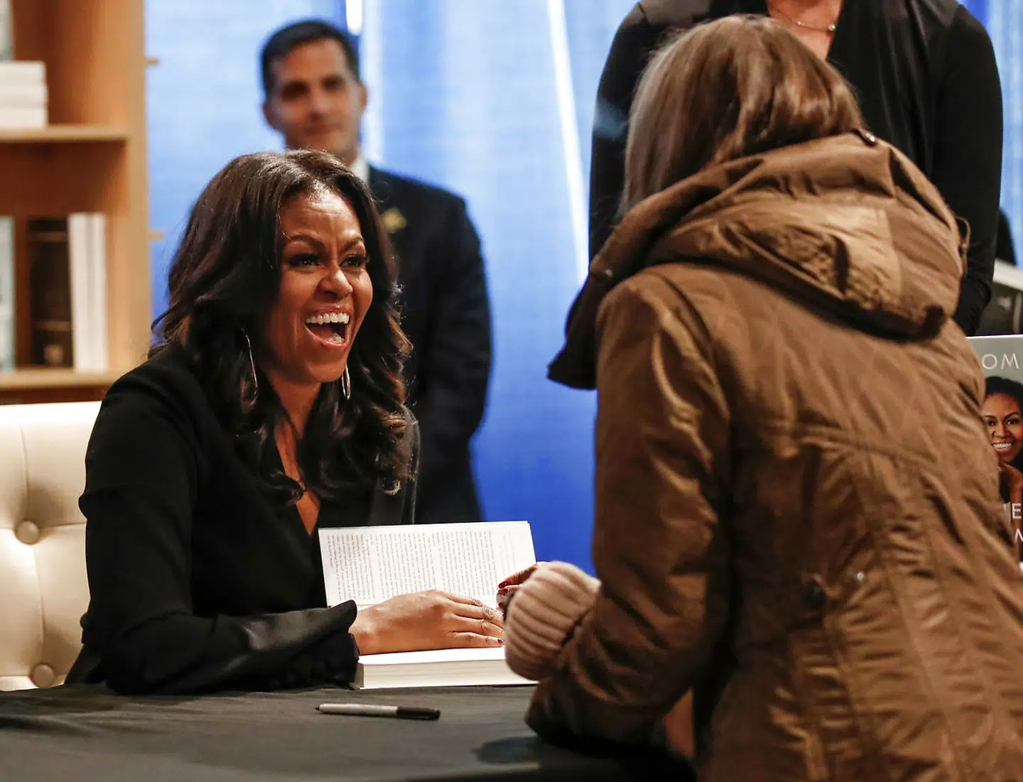 Michelle Obama signerer bøger under en PR-turné for hendes selvbiografi, »Becoming«, i november 2018.