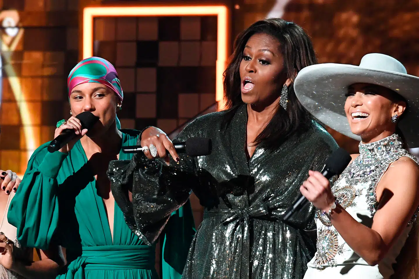 Michelle Obama sammen med sangerinderne Alicia Keys (til venstre) og Jennifer Lopez (til højre) på scenen under Grammy Awards sidste år i Los Angeles.