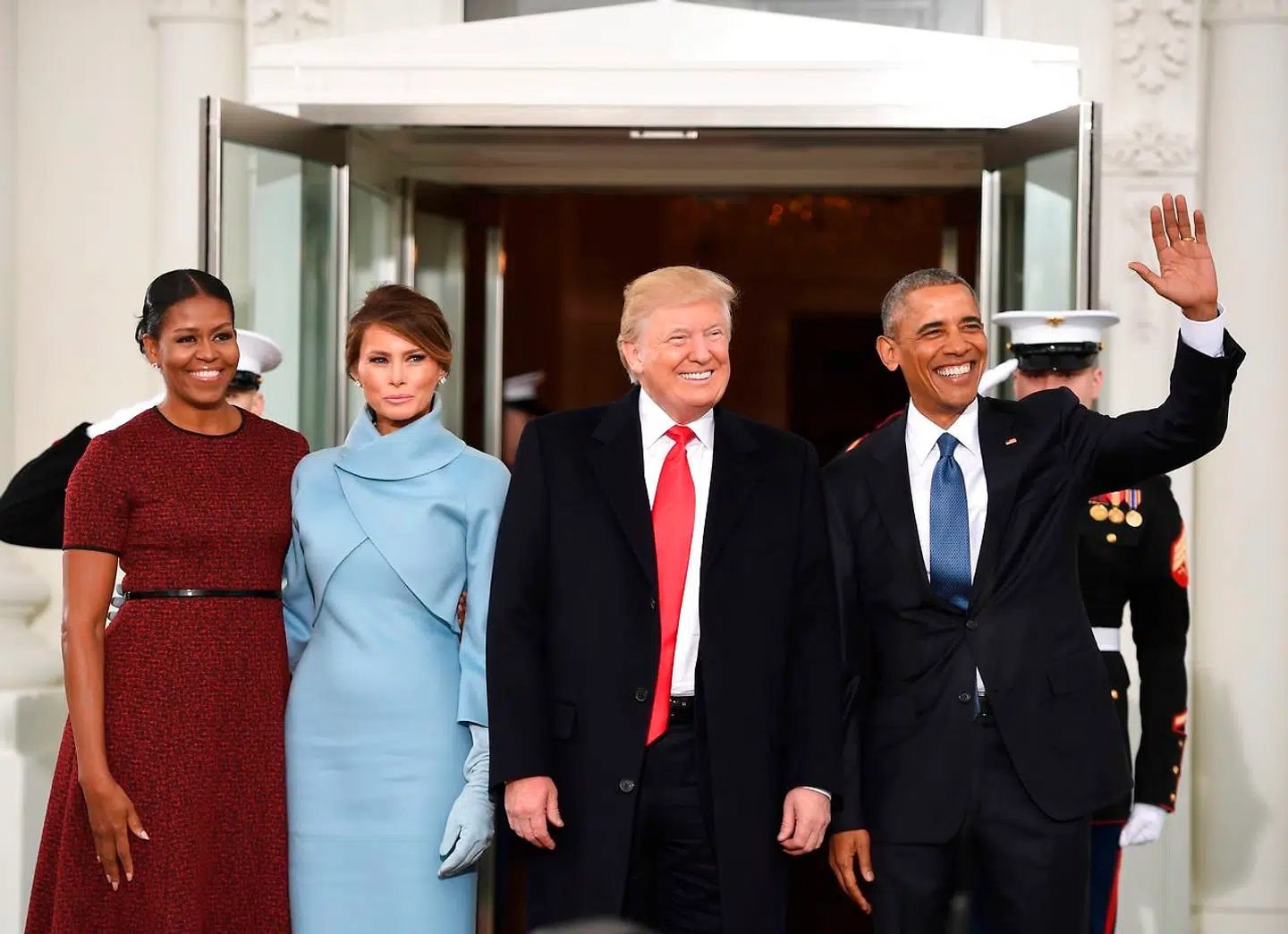 Præsident Barack Obama og førstedame Michelle Obama bød Donald Trump og Melania Trump velkommen til Det Hvide Hus 20. januar 2017. Siden har Michelle Obama skrevet i sin selvbiografi, at Trumps ondsindede påstande om Obama – herunder at Obama ikke skulle været født i USA – bragte familiens sikkerhed i fare.