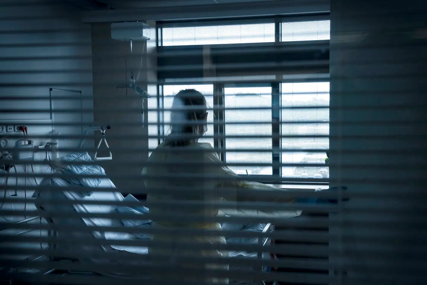 Det, der møder personalet på et corona-afsnit på et sygehus er en blanding af en sær ro og en kamp for at trække vejret, fortæller læger.