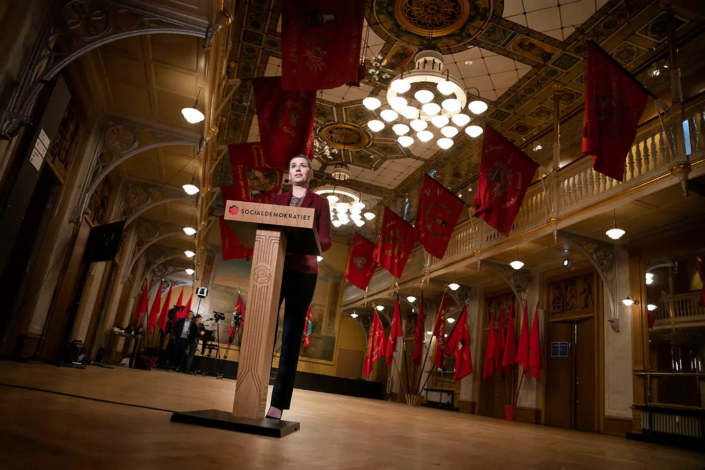 Socialdemokratiets formand, Mette Frederiksen, afholdt i år sin 1. maj-tale på Facebook transmitteret live fra Arbejdermuseet i København.