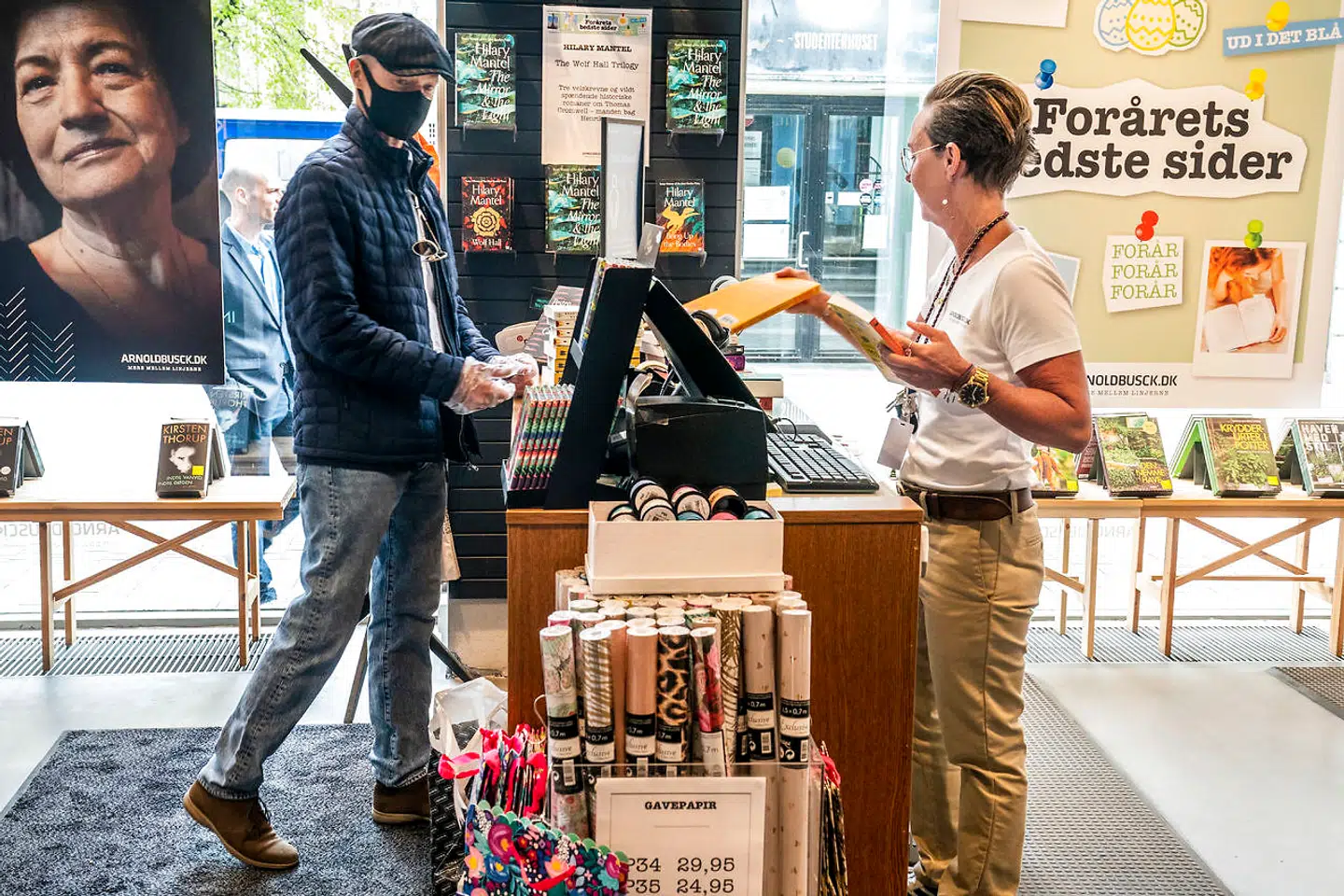 »Dygtige boghandlere er gjort af et særligt stof, og den passionerede og personlige vejledning af kunderne om hvilke bøger, de simpelthen ikke må gå glip af, er livsvigtig for litteraturen i Danmark,« skriver Lars Boesgaard.