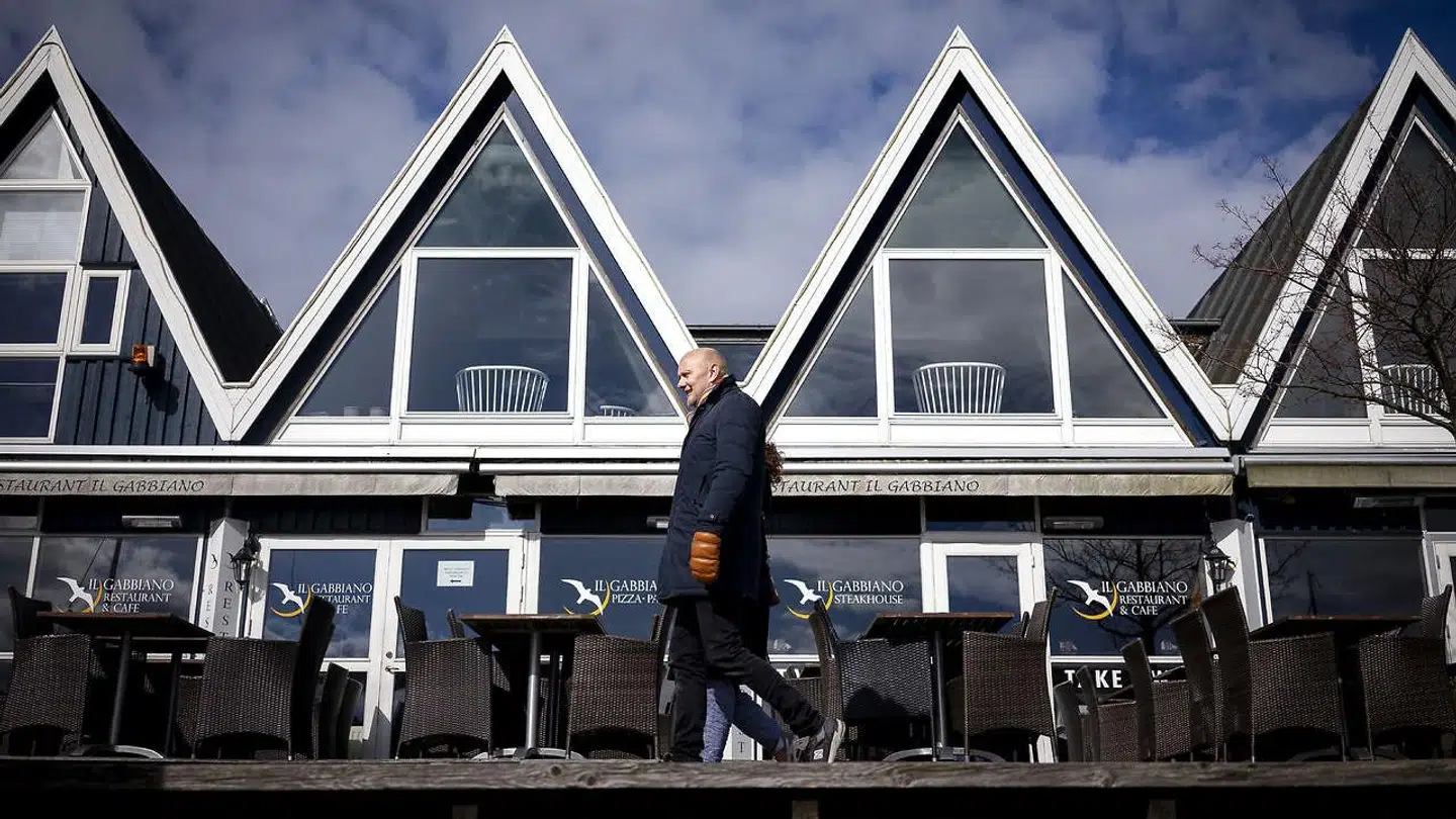 Ifølge Nordsjællands Politi er borgere begyndt at slække på overholdelsen af reglerne om afstand til andre og størrelsen på forsamlinger. Her et billede fra det ene af de to hotspots i Nordsjælland, Rungsted Havn.